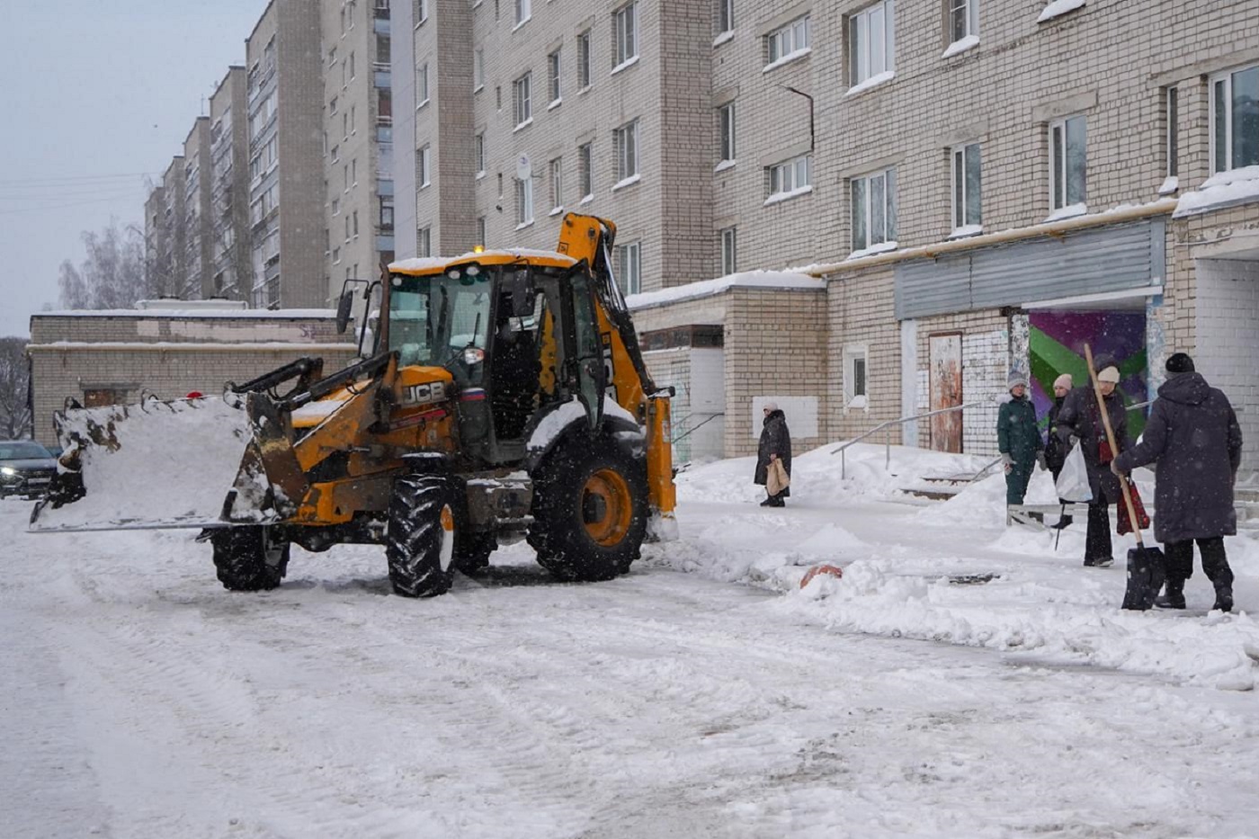 Глава Вологды требует вычистить все дворы города до сегодняшнего вечера