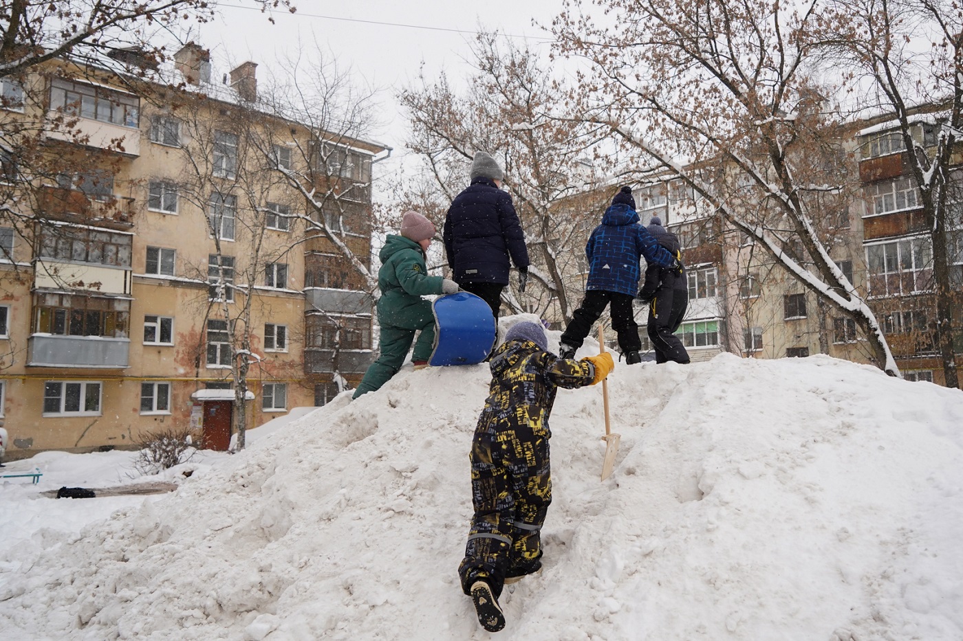 Вологжане построили 15 снежных горок
