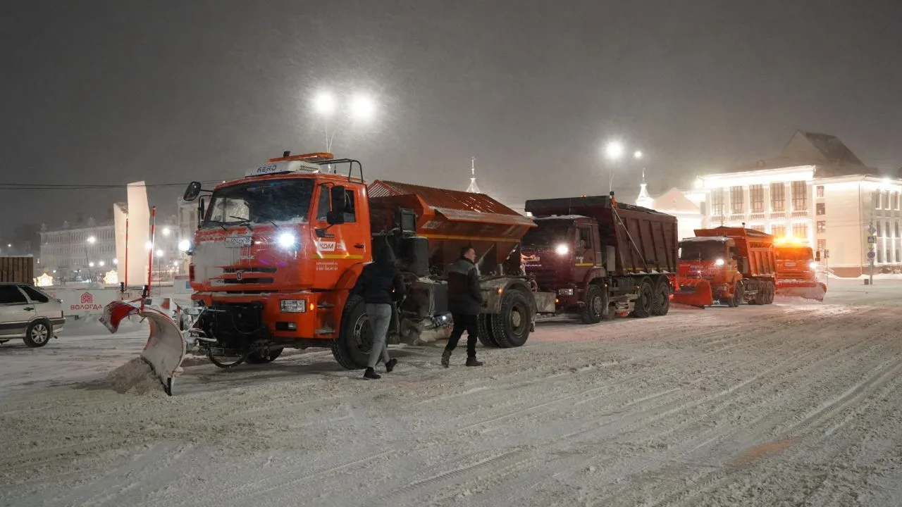 Последствия залпового снегопада устраняли в Вологде минувшей ночью