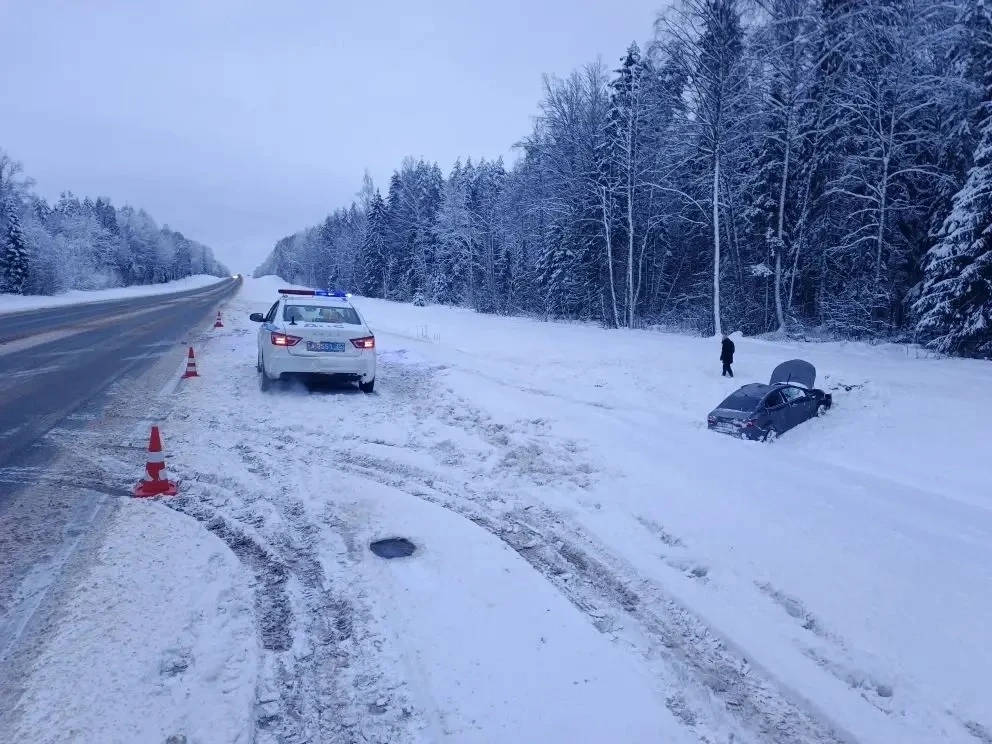 Молодой человек получил травмы, опрокинувшись в кювет