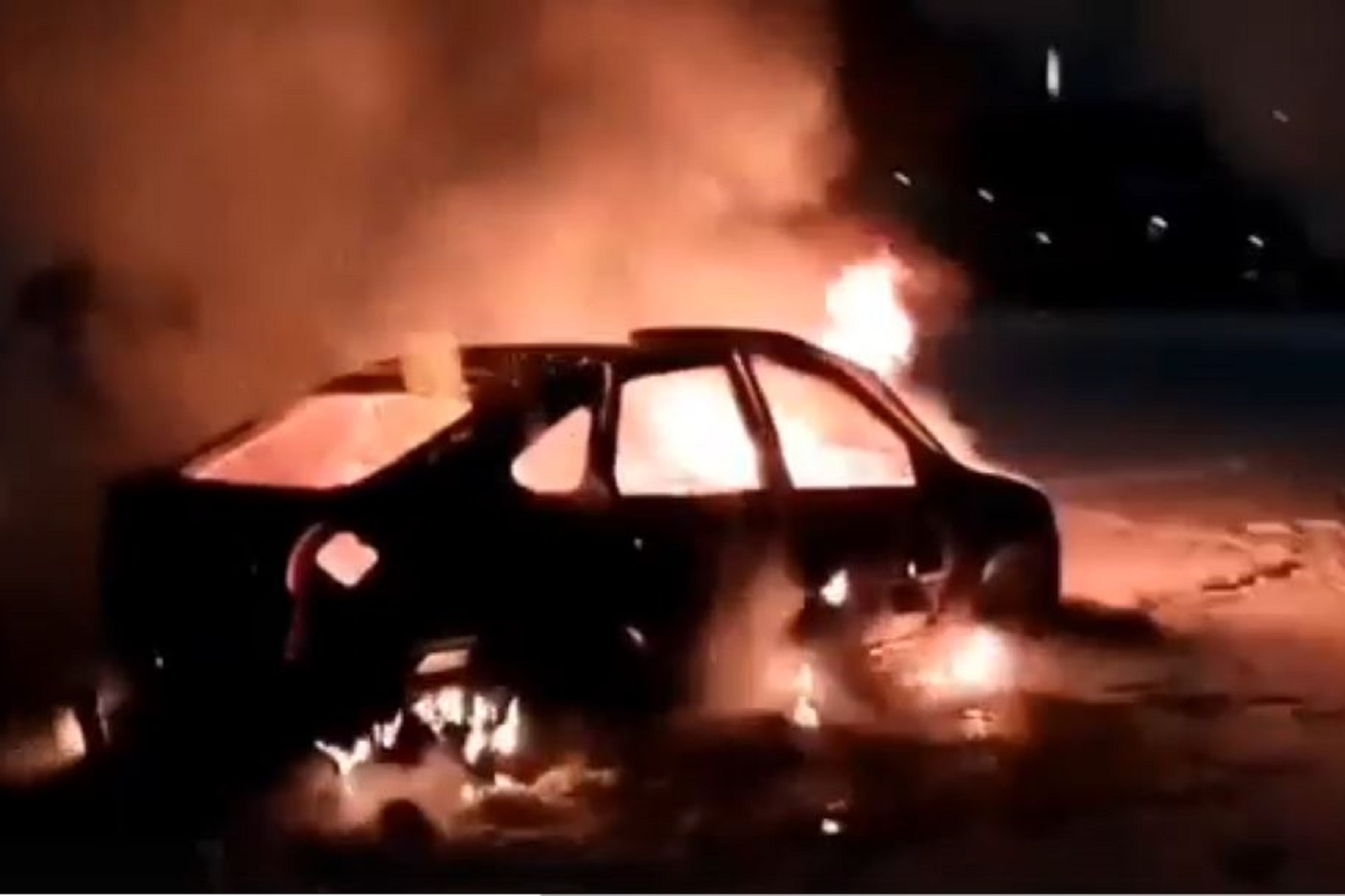 Автомобиль сгорел на реке Вологде