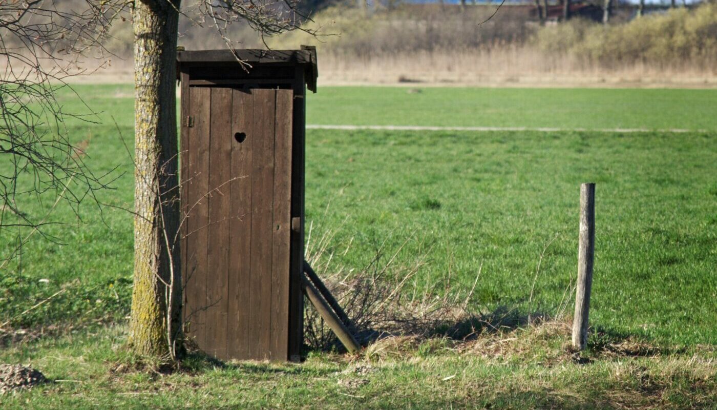 Очищаем дачный туалет без химии и других средств: 2 проверенных способа