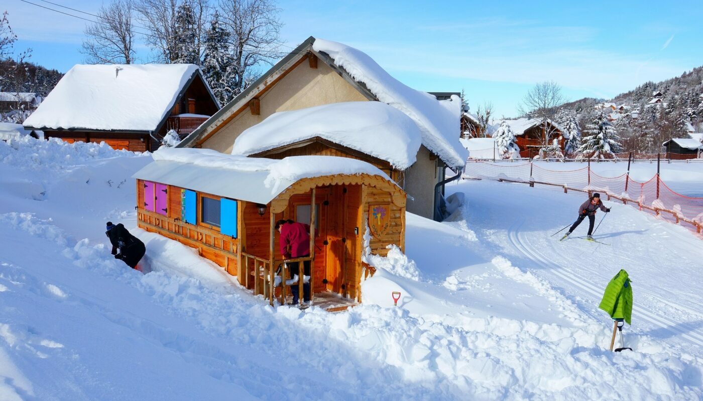 Снег с теплицы съедет сам: самый простой способ очистить поликарбонат зимой