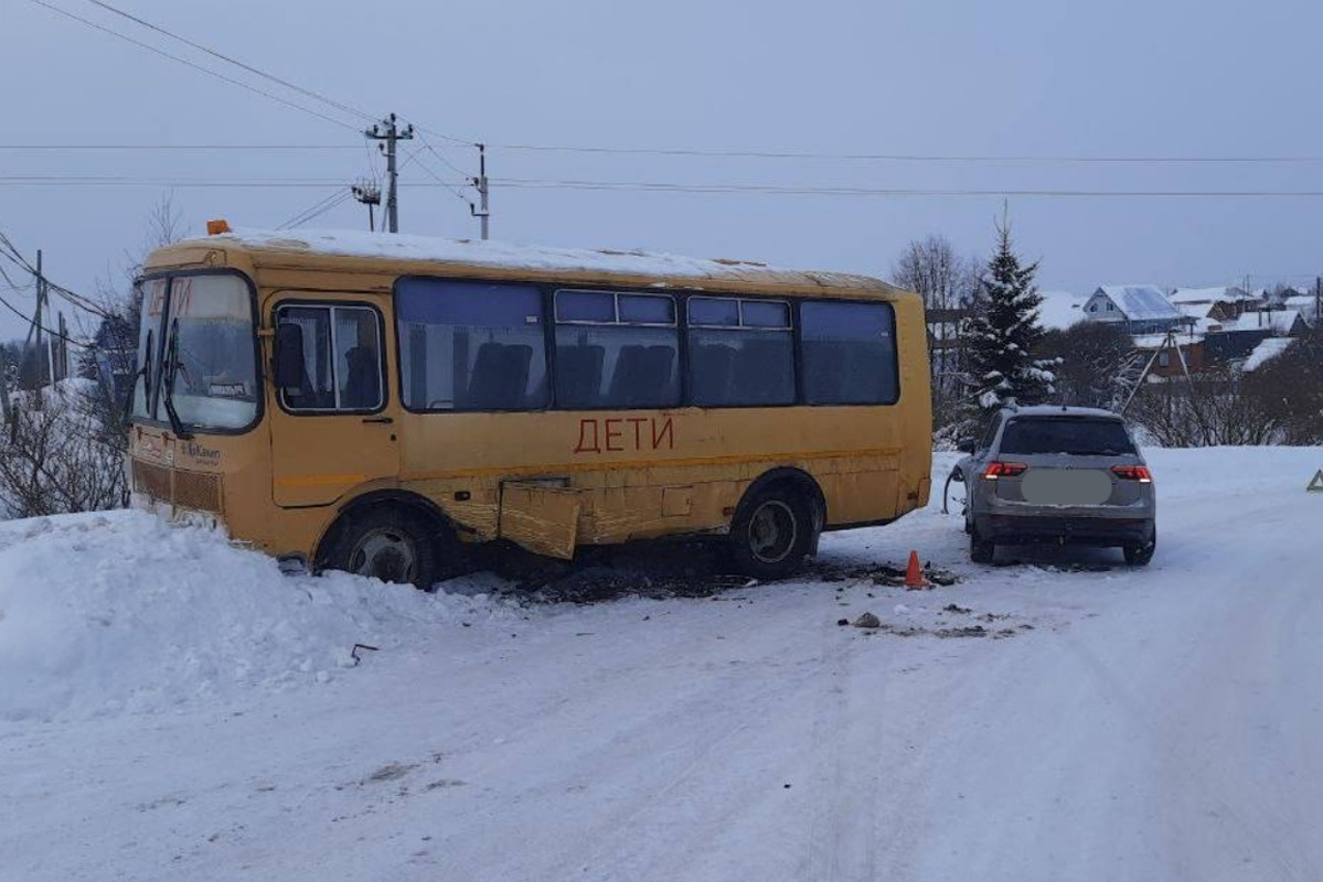 Под Вологдой машина на встречной полосе врезалась в школьный автобус