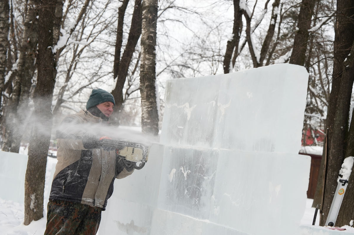 В Вологде в парке Ветеранов создают ледяные скульптуры