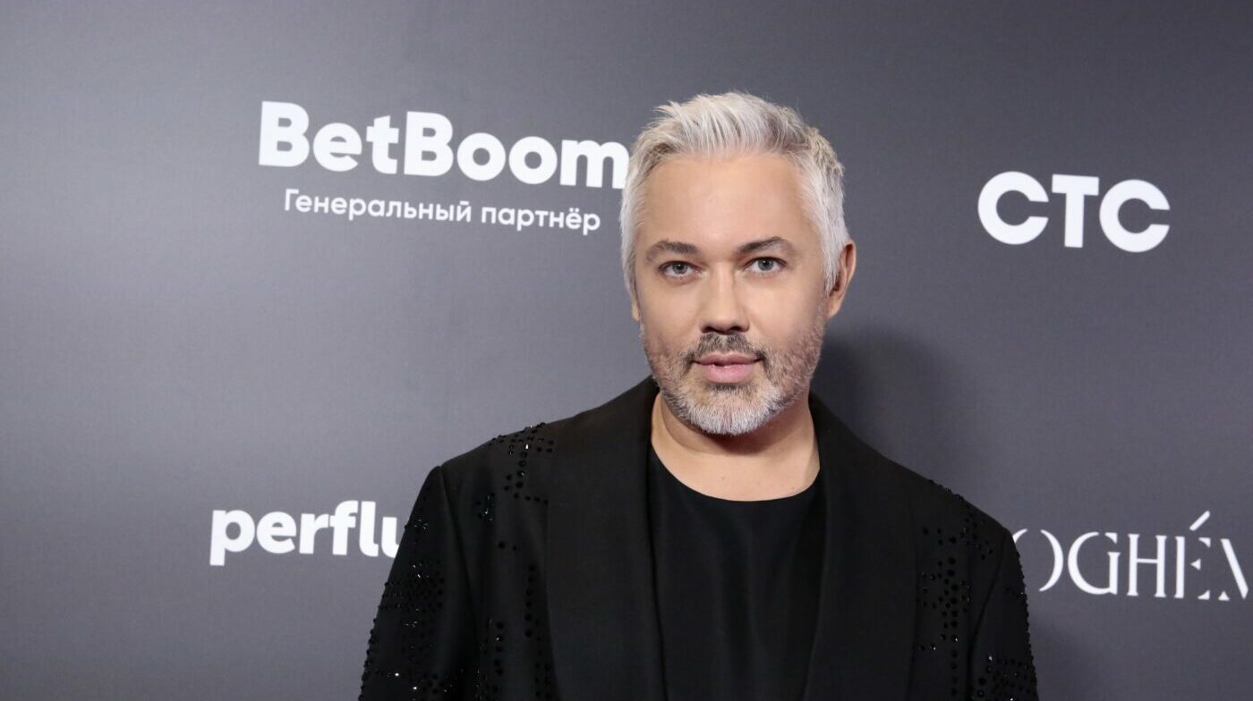 Стилисту Александру Рогову не простили поездку в Куршевель? У шоу “Модный приговор” новый ведущий