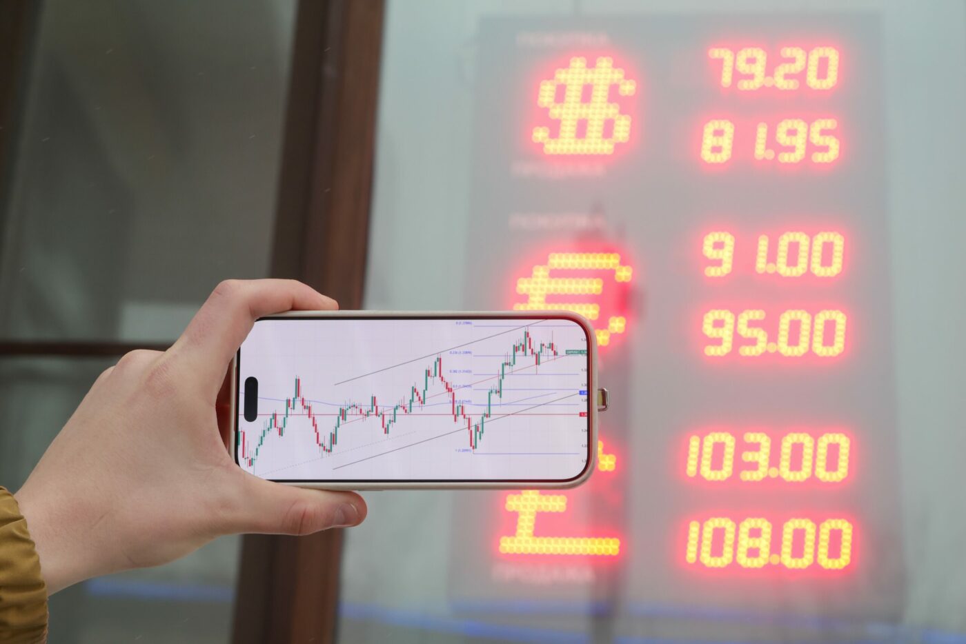 Россиянам, планирующим отдых за границей, советуют покупать валюту уже сейчас