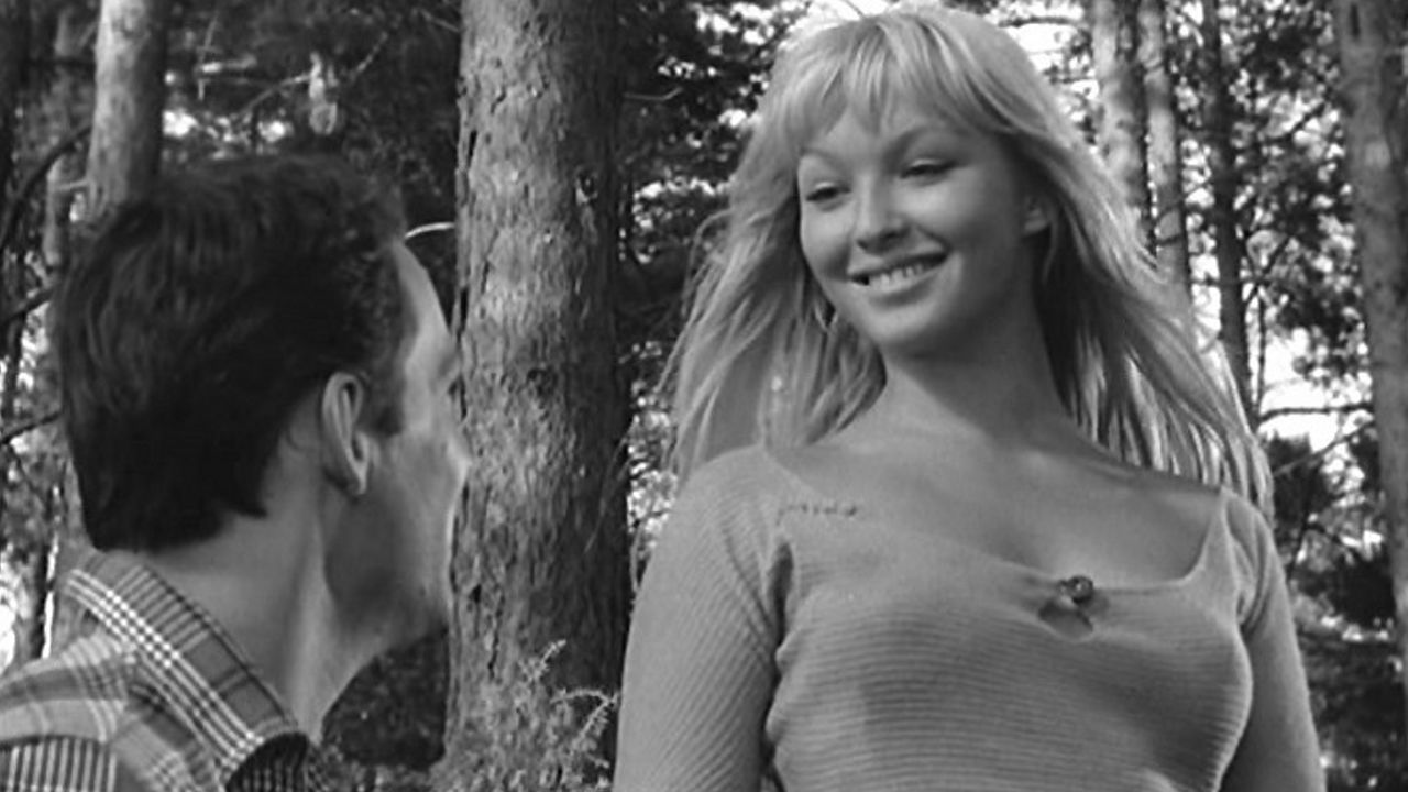 Слишком чистая для этого «болота»: Разбираем шведский шедевр «Колдунья» (1956) — почему толпа травит тех, кто живет не «как положено»