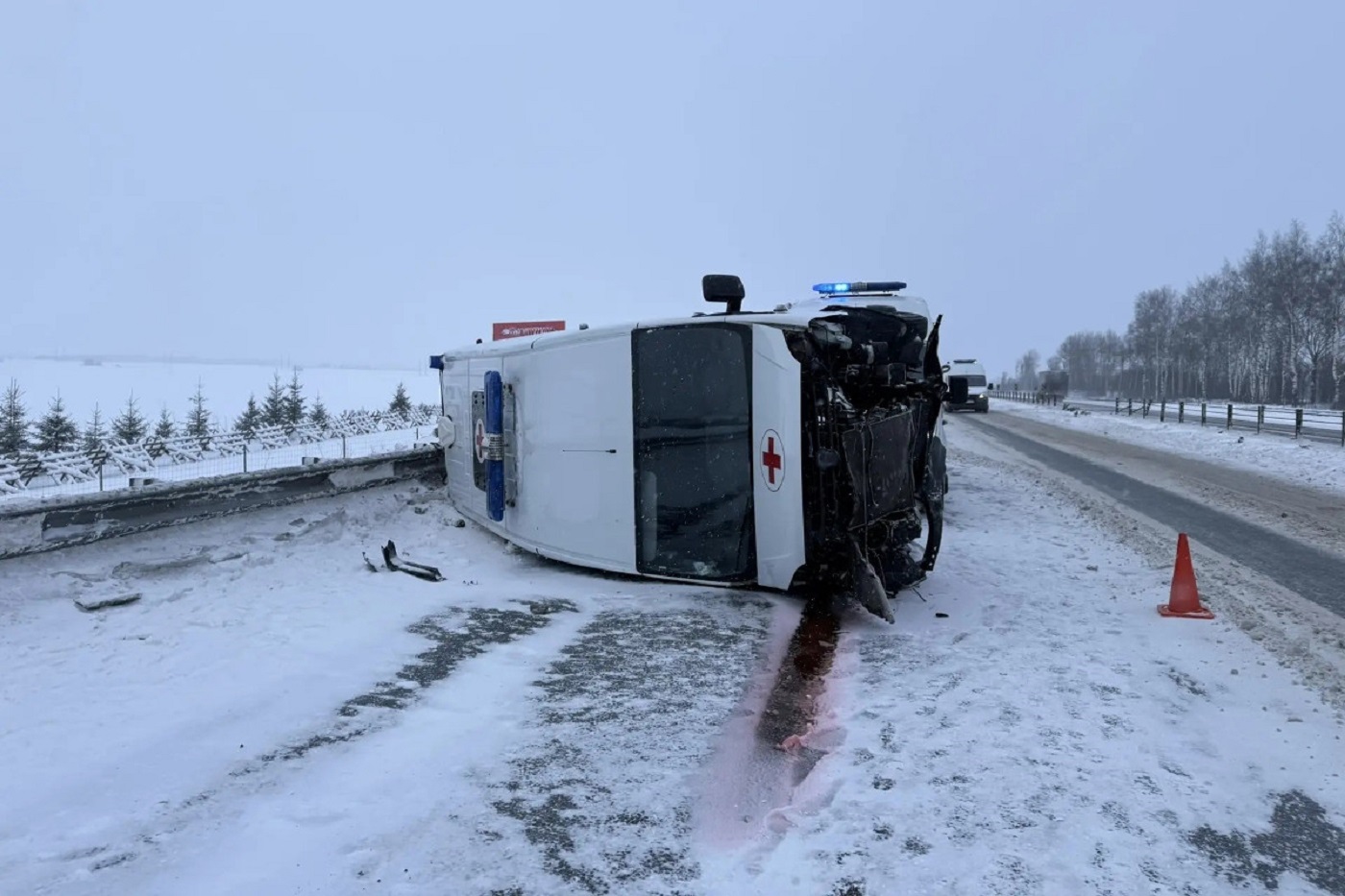 Автомобиль скорой помощи перевернулся под Вологдой