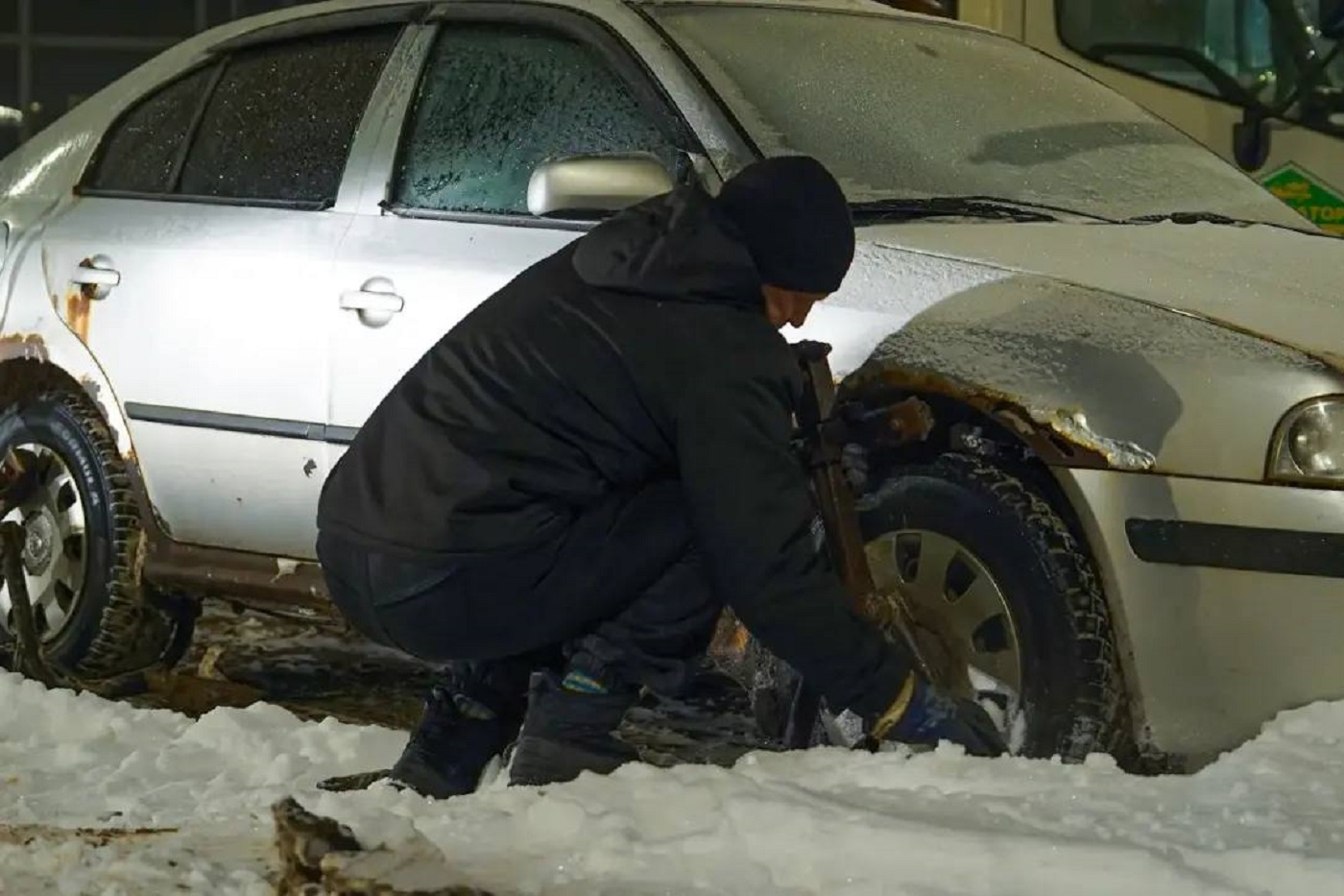 В Вологде продолжают эвакуировать машины за нарушение правил парковки у вокзала