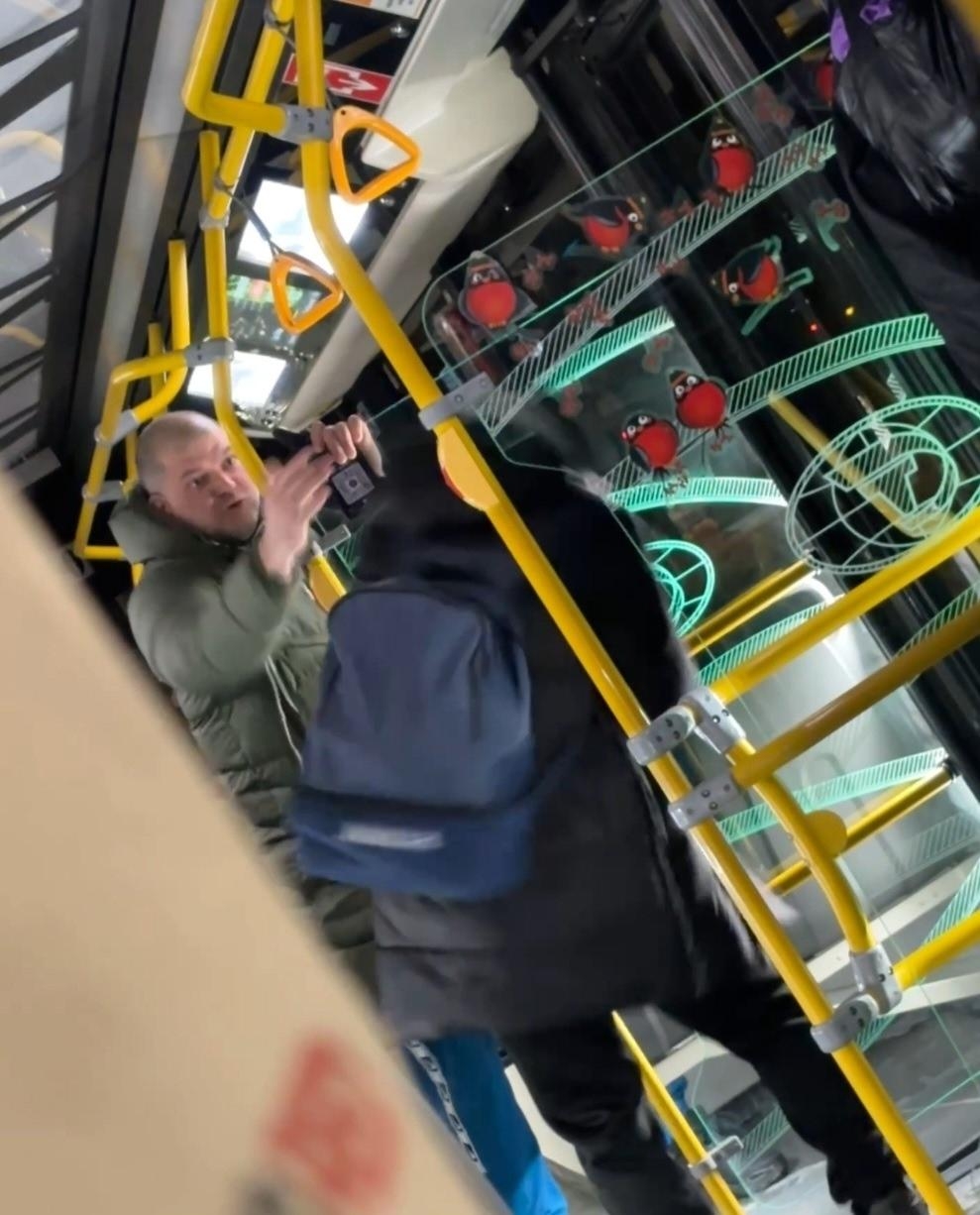 Суровый безбилетник наказал школьника