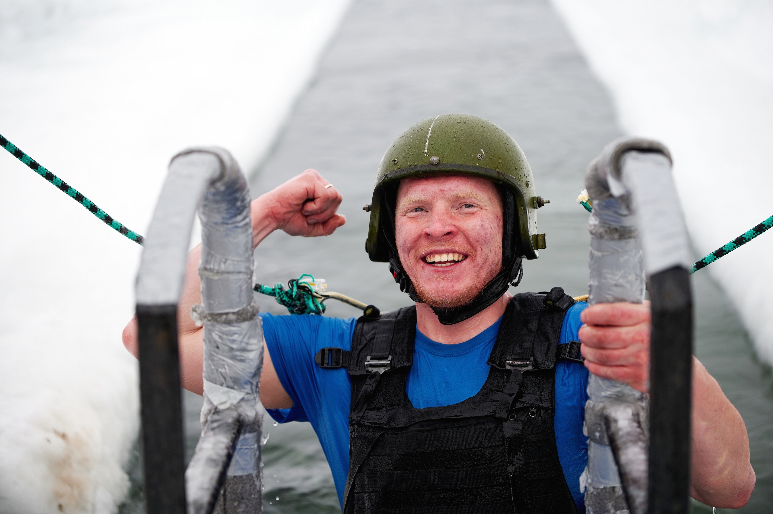 Вологжане устроили заплыв в ледяной воде в касках и бронежелетах