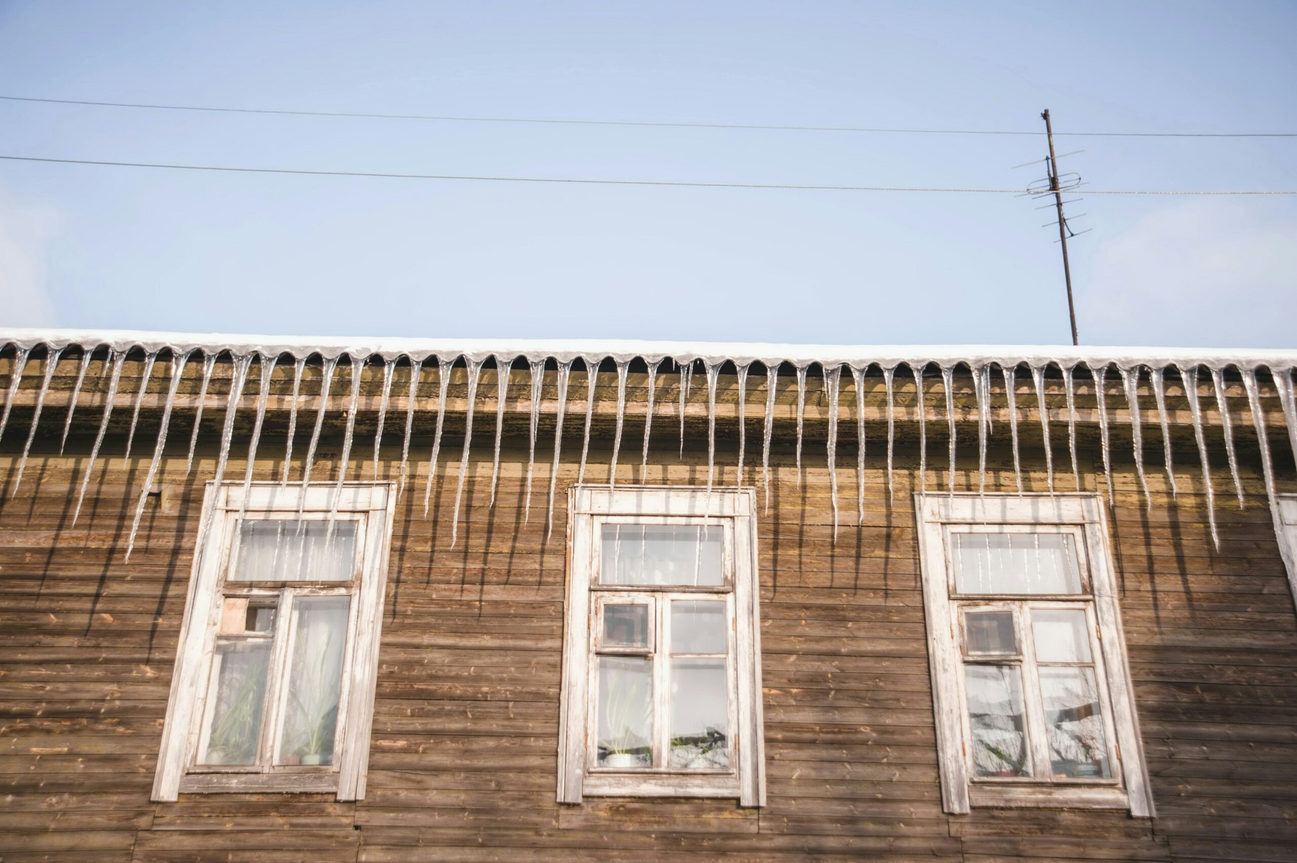 Вологодский губернатор призвал сбивать сосульки и чистить крыши