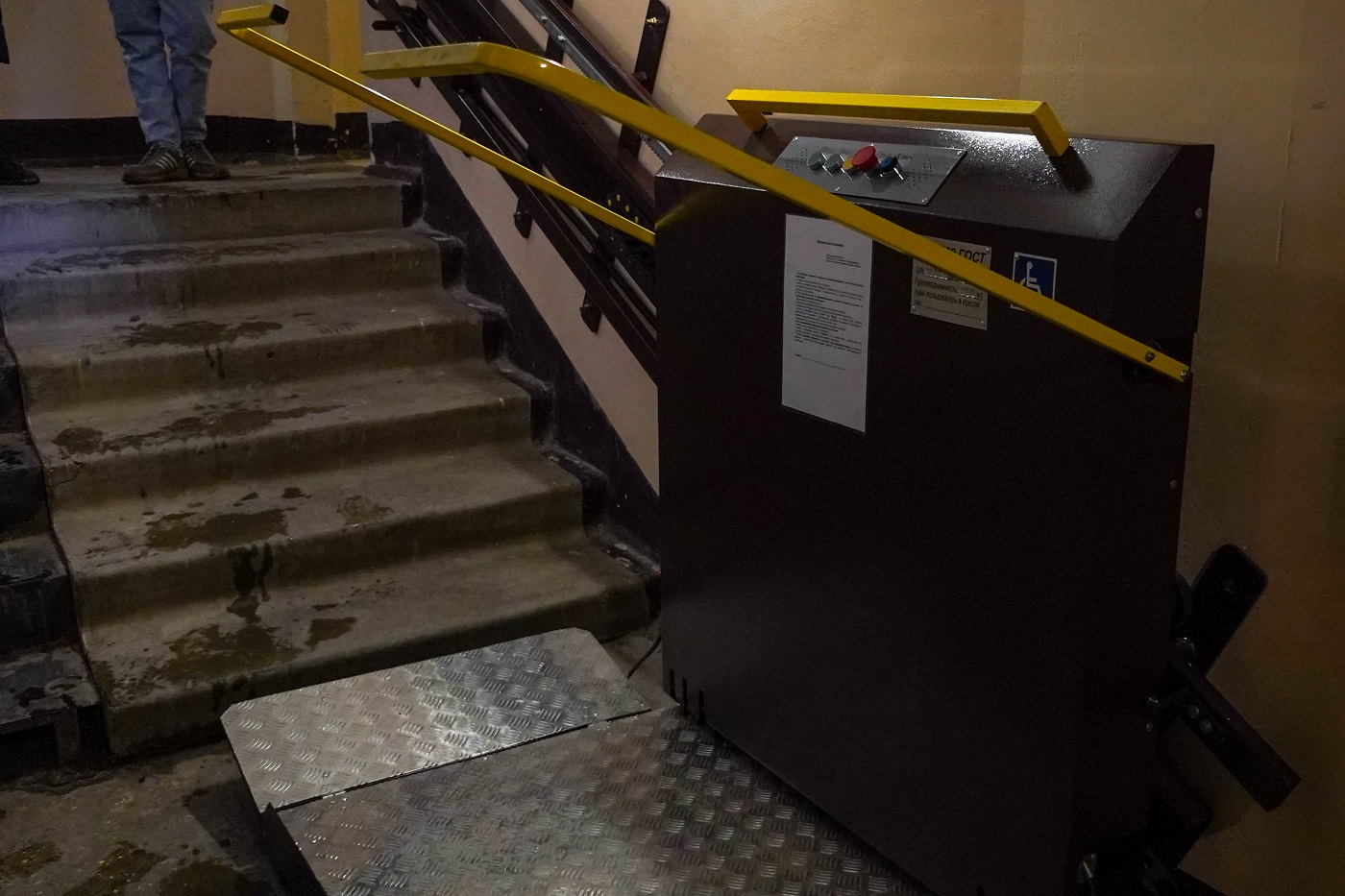 В Вологде в подъезде жилого дома установили подъемник для инвалидной коляски