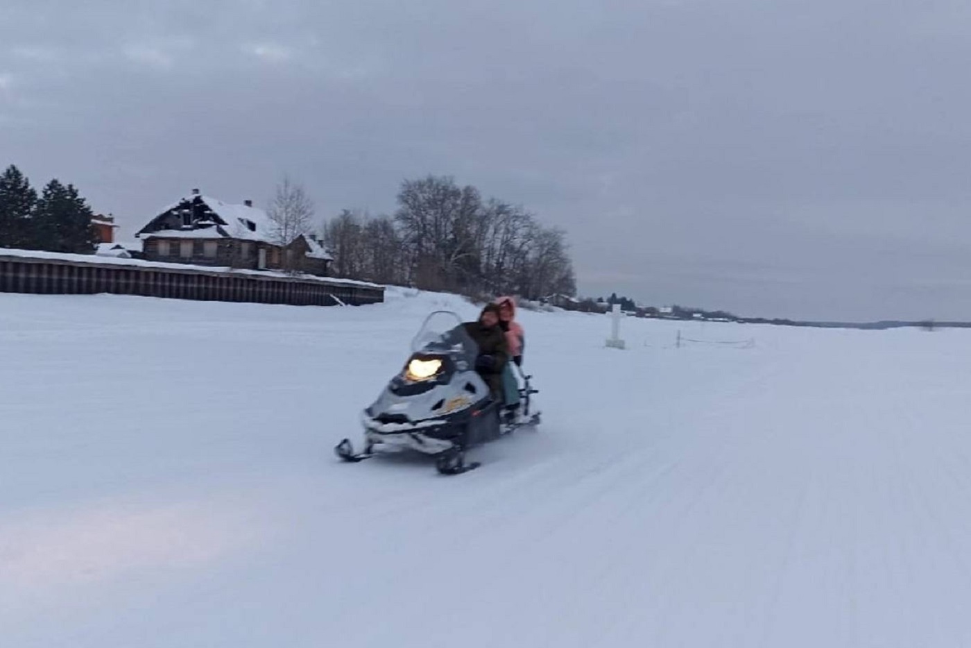 Вологжанин утопил снегоход на Сухоне