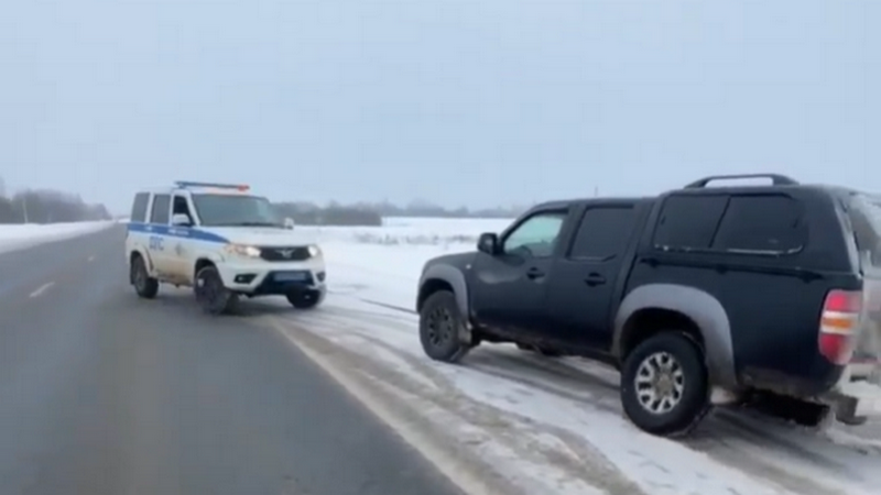 Под Вологдой сотрудники ДПС вытащили из сугроба машину и приехавший за ней эвакуатор