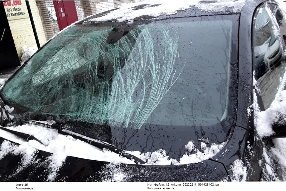 В Череповце сосулька с козырька балкона оставила ТСЖ без полумиллиона рублей