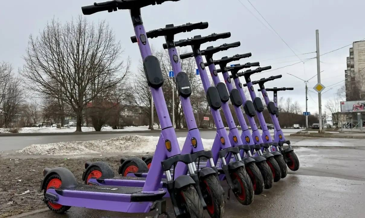 В Череповце наведут порядок с парковкой самокатов