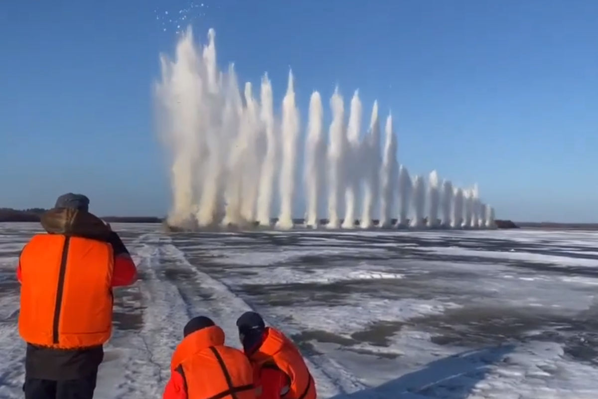 На Северной Двине начали взрывать лед