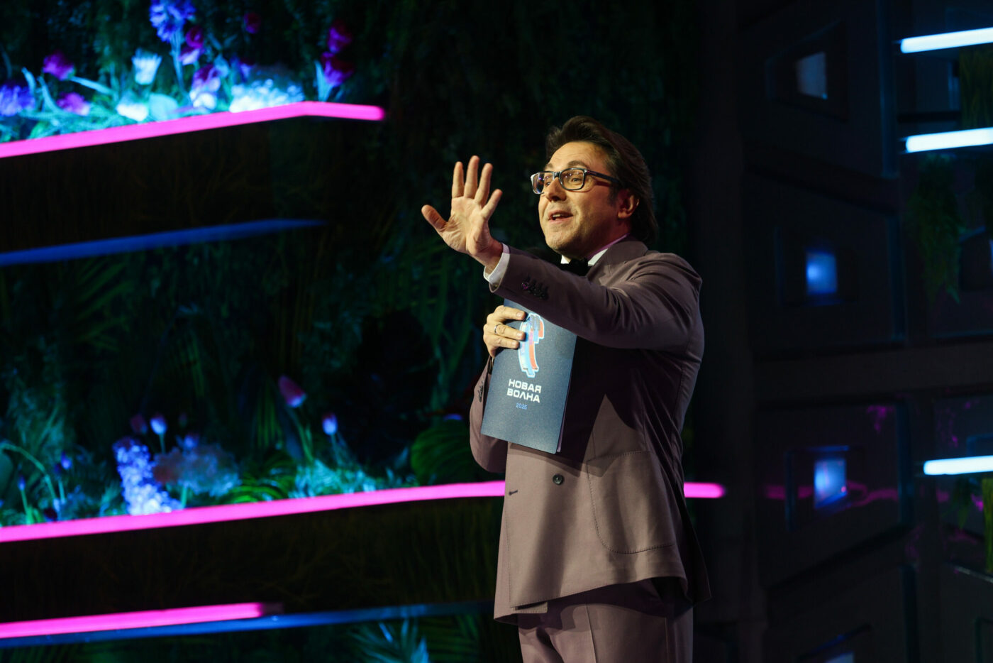 Включил не ту песню. Зрители требуют отмены Андрея Малахова и передачи “Песни для души”