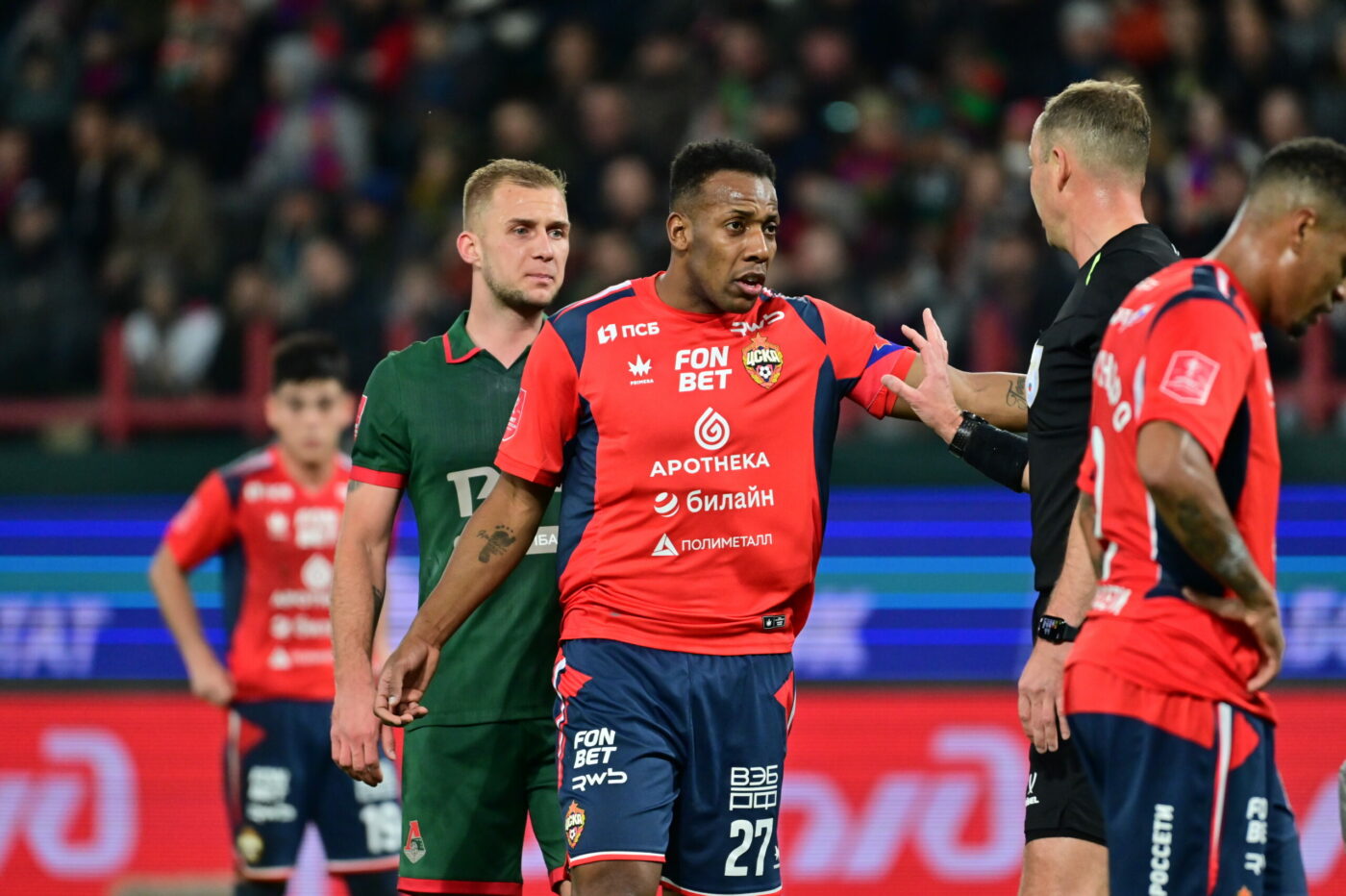 Конфликт в футбольном ЦСКА набирает обороты. Один из лидеров команды отстранен от тренировок