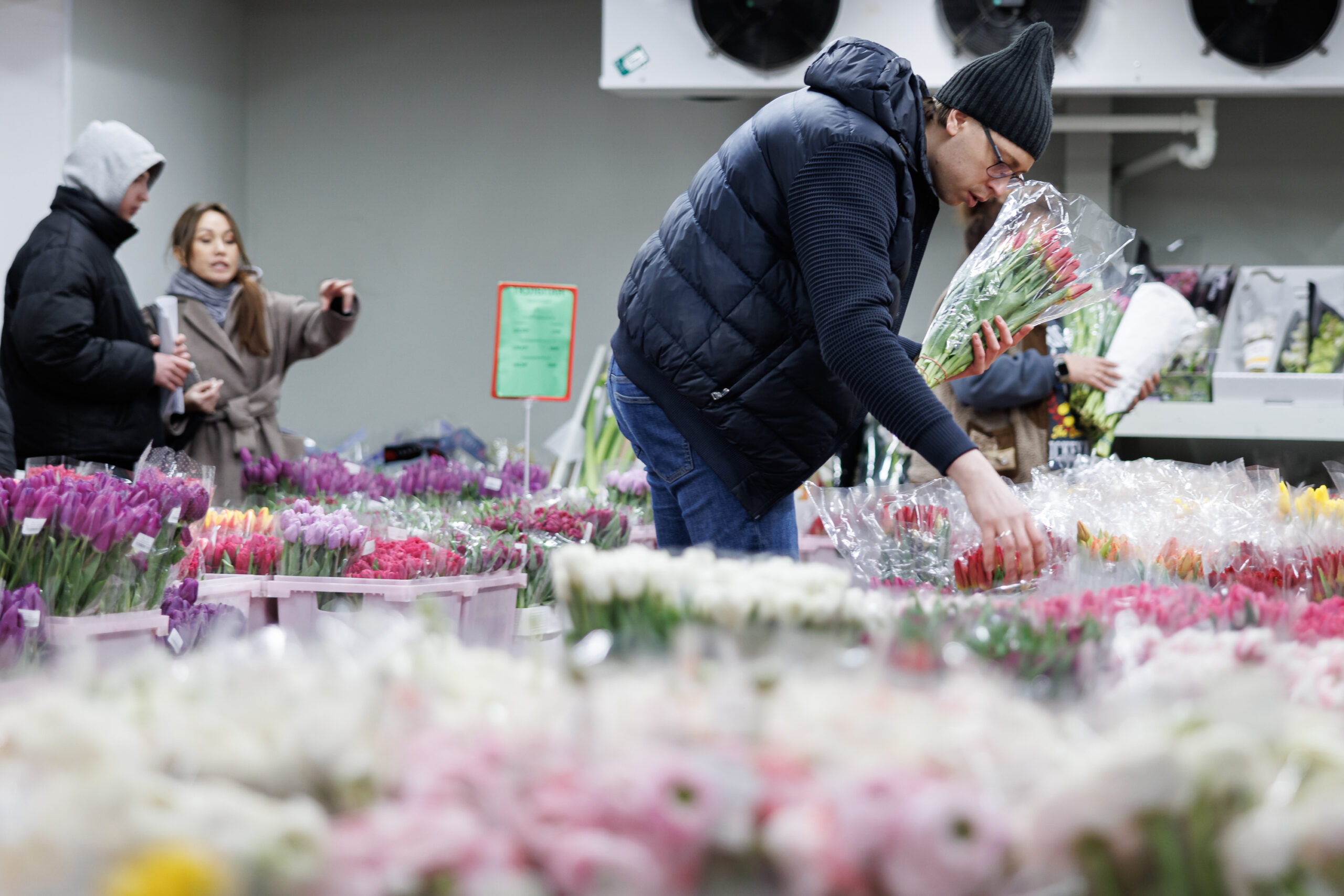Подарки на 8 марта дешевле 30-50 тысяч мужчины могут оставить себе
