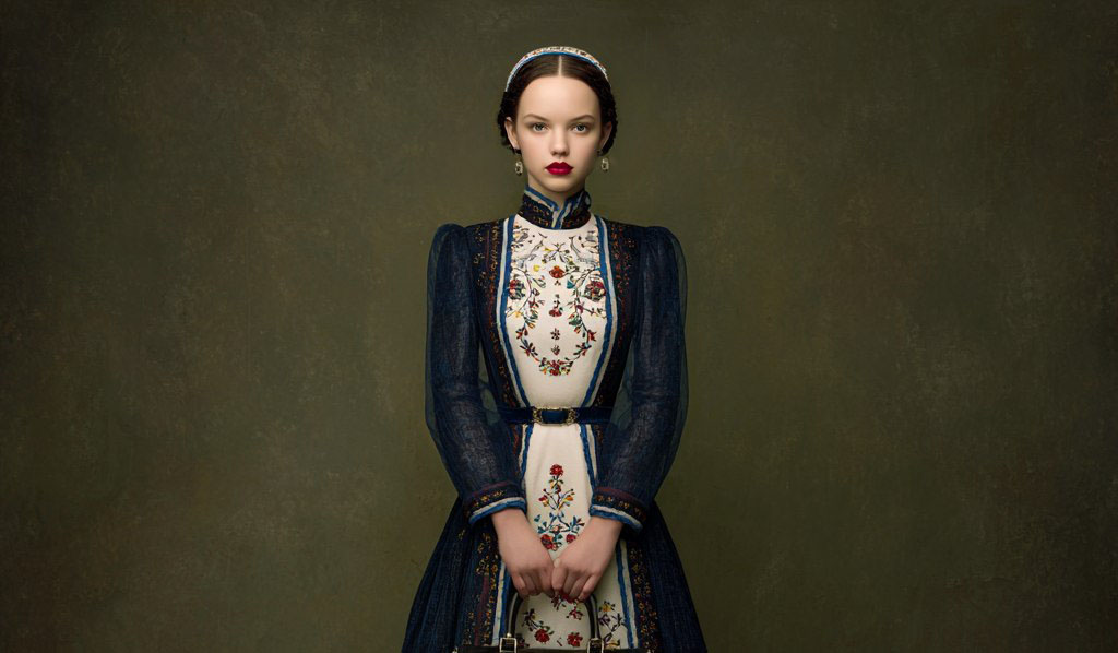 «Слишком красиво — почерк ИИ»: Прада похоронила «тихую роскошь» и ввела моду на хаос