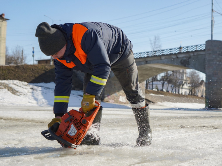 В Вологде чернят лед реки и пилят его «елочкой»