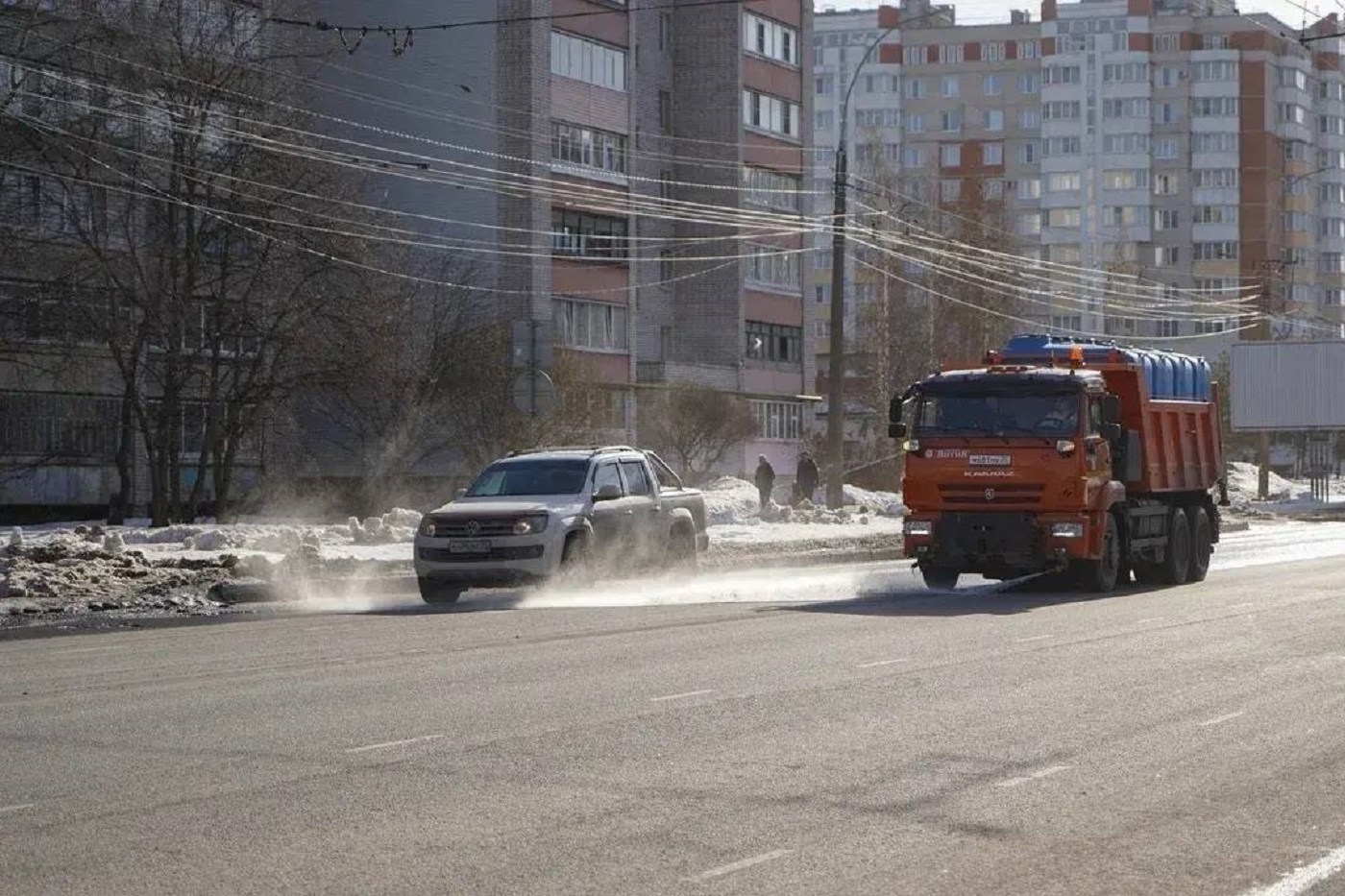 В Вологде начали мыть дороги