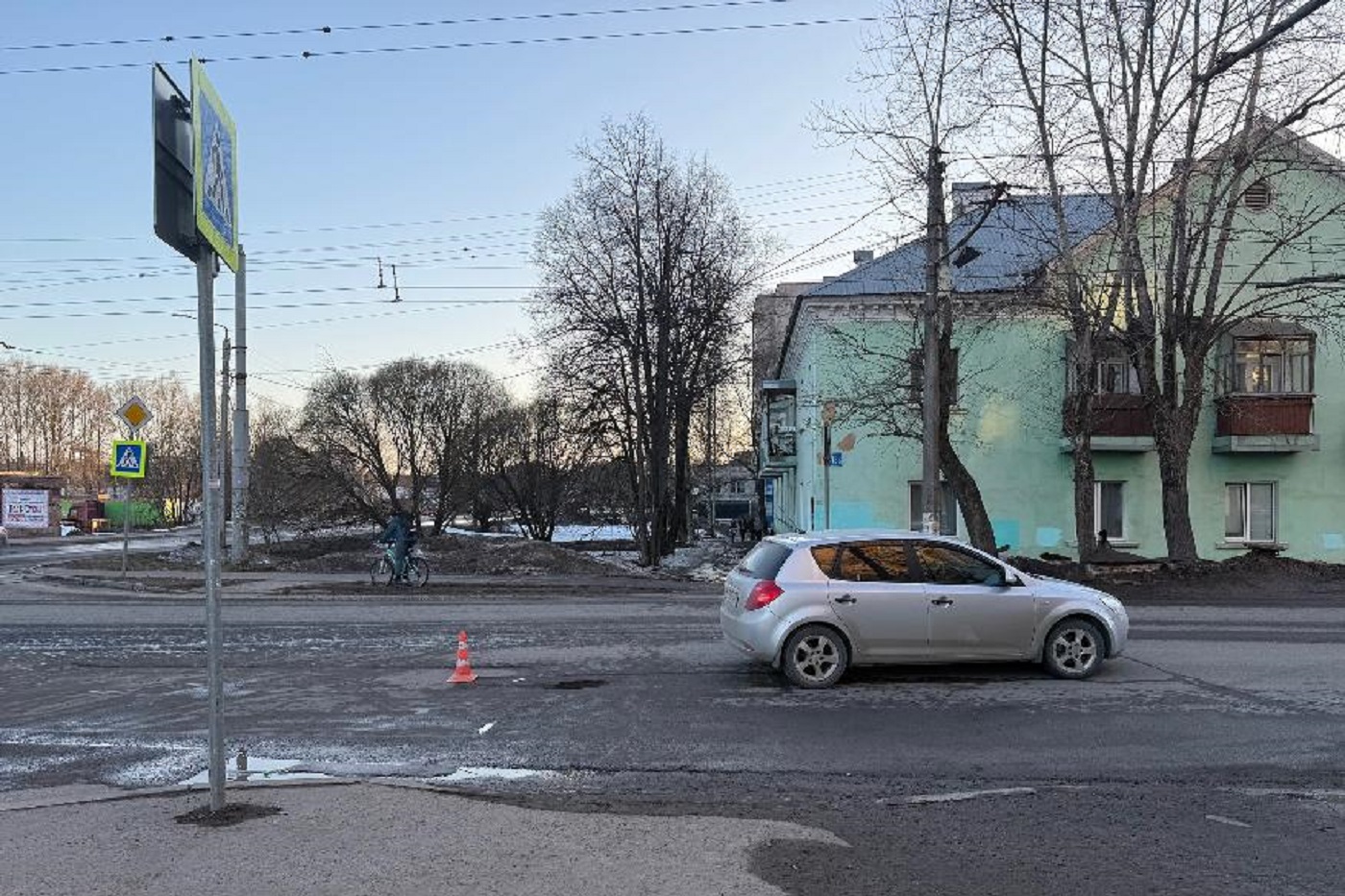 Иномарка сбила двух пешеходов в Вологде