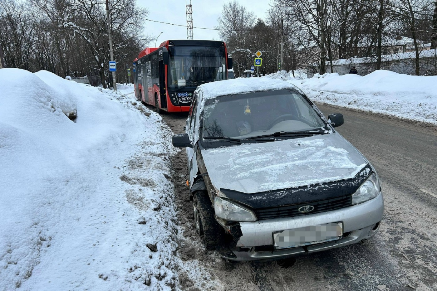 Подросток пострадал при столкновении автобуса и легковушки в Вологде