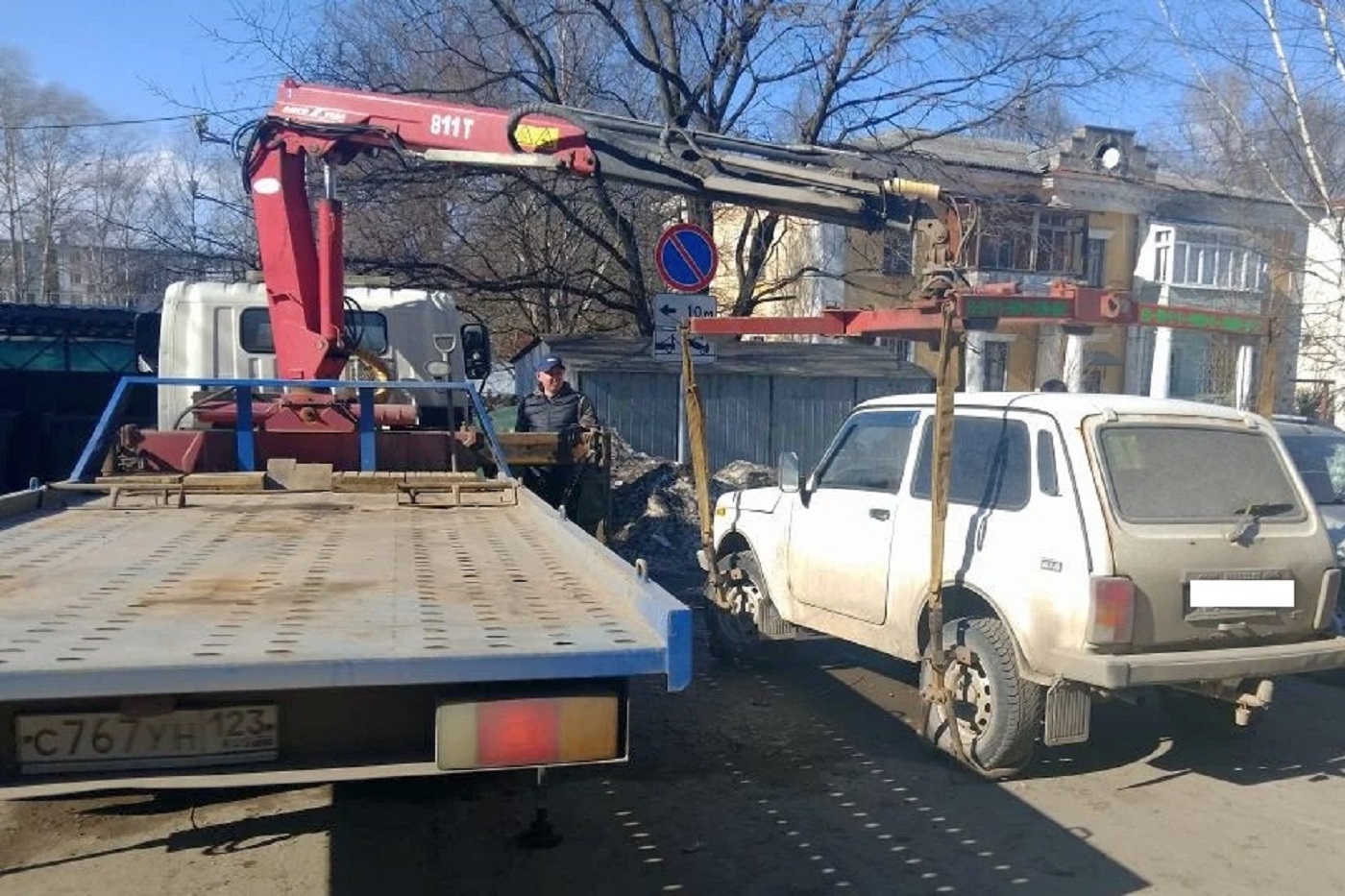 В Вологде провели первое мероприятие по эвакуации машин, мешающих уборке города