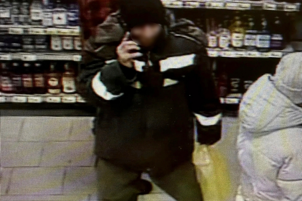 Череповчанин украл 5 бутылок коньяка и пил два дня