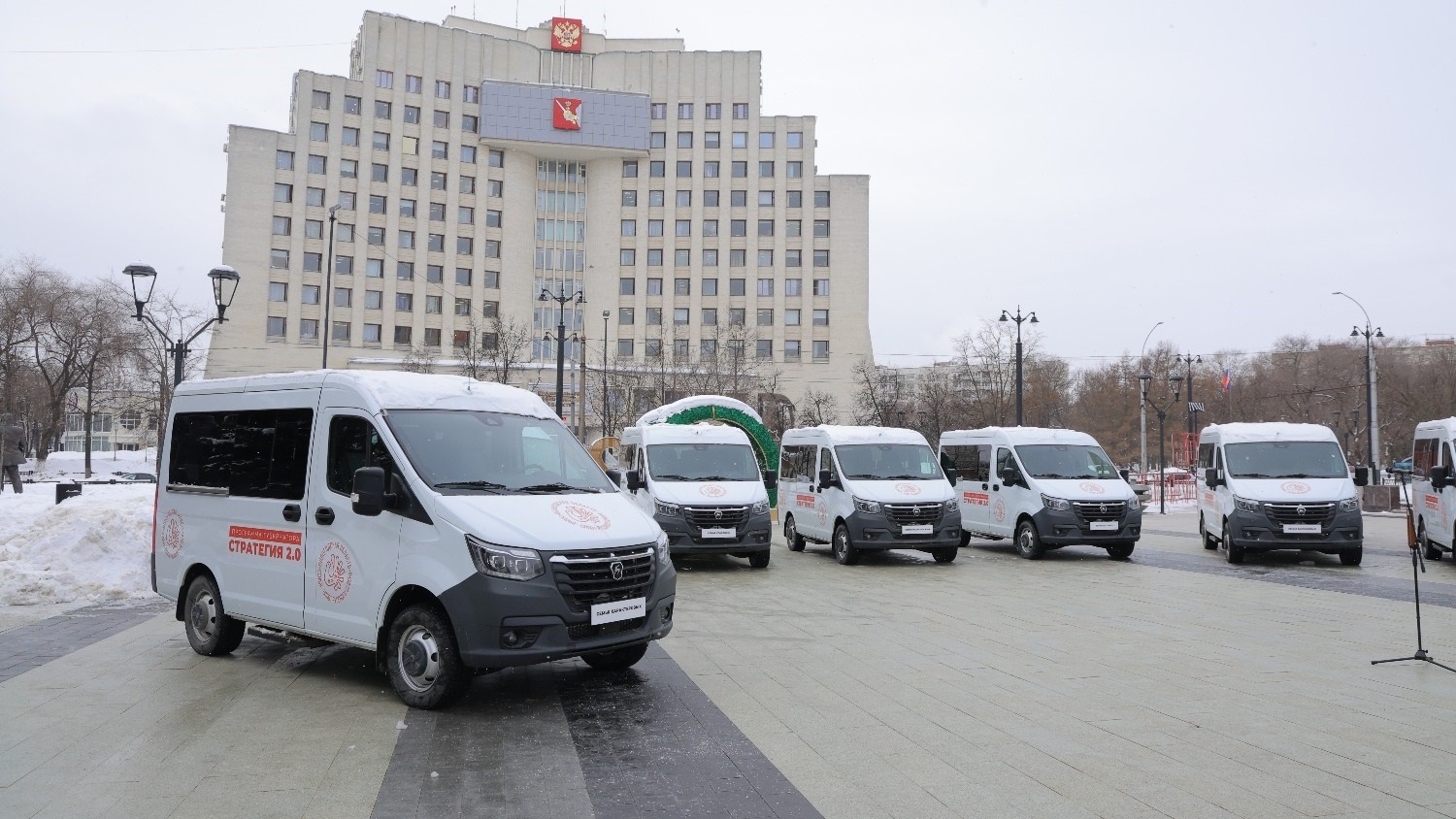 Семи многодетным семьям с семью детьми в Вологде вручили по автомобилю