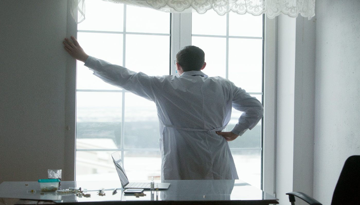 Названа фраза, которую неосторожно говорят врачу после 50 — и после этого он перестаёт лечить по-настоящему