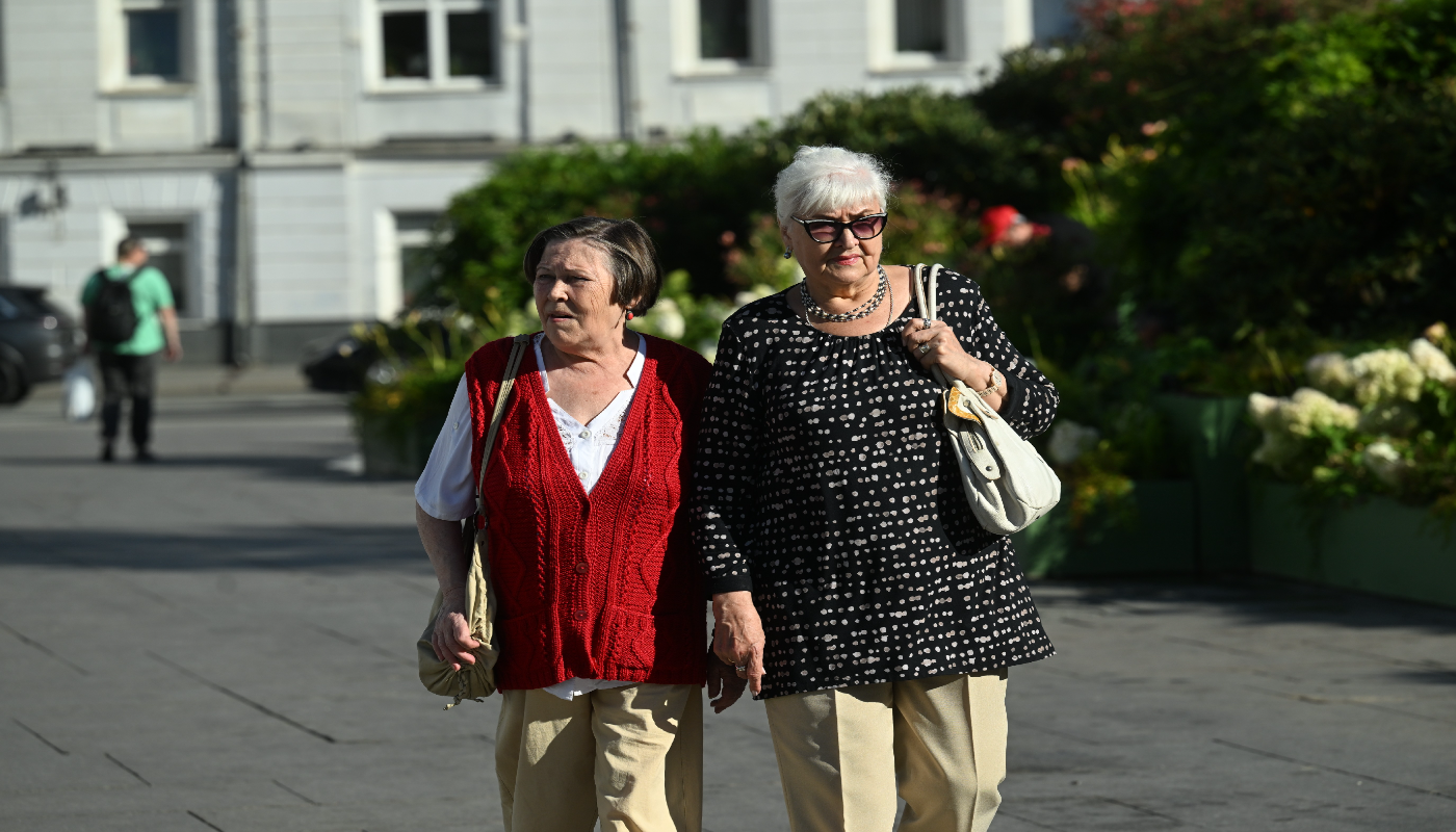 Врачи бьют тревогу: эта обувь, которую носят 90% пенсионеров, провоцирует падения и переломы