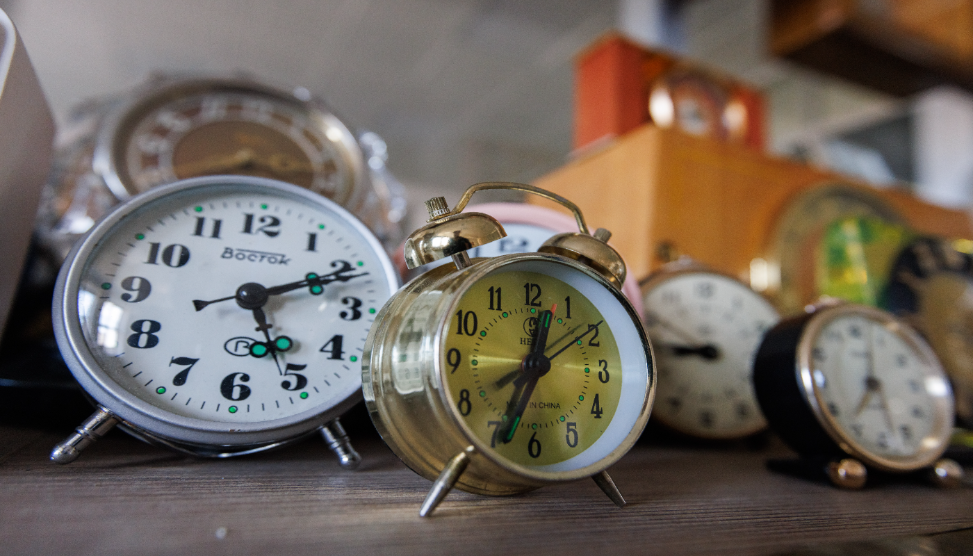 Какой звук будильника опаснее всего для сердца после 50 (и на что его заменить)