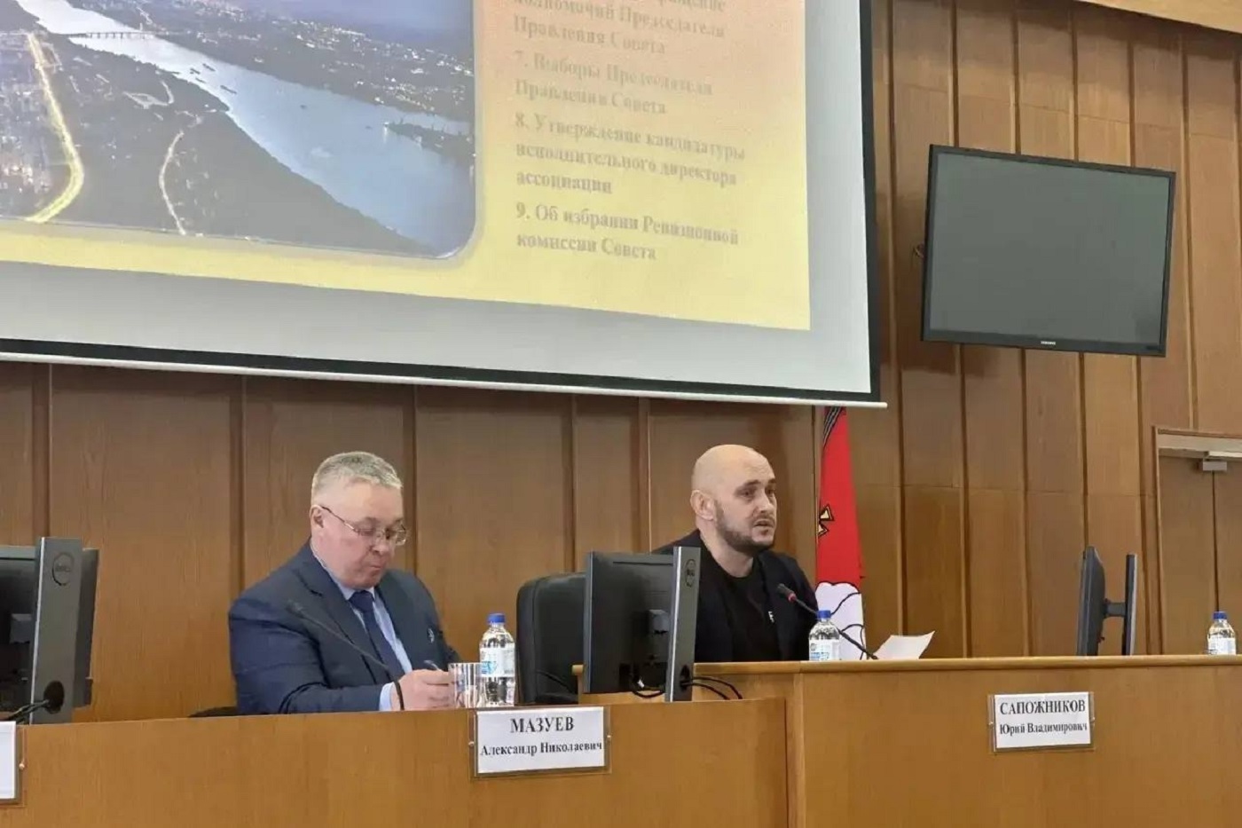 Юрий Сапожников сложил с себя полномочия