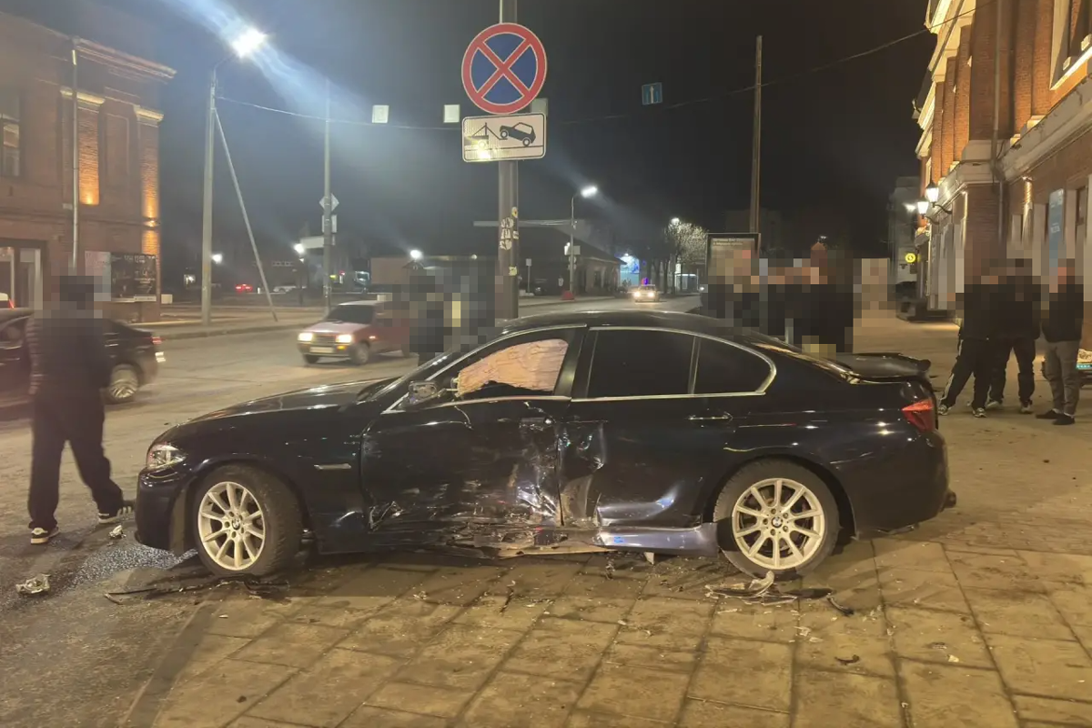 21-летний череповчанин разбил BMW в центре города