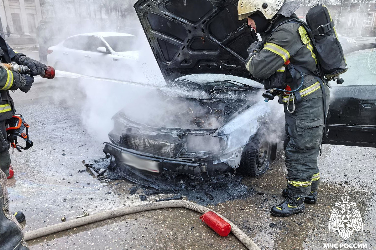 В Вологде у ТЮЗа вспыхнула машина