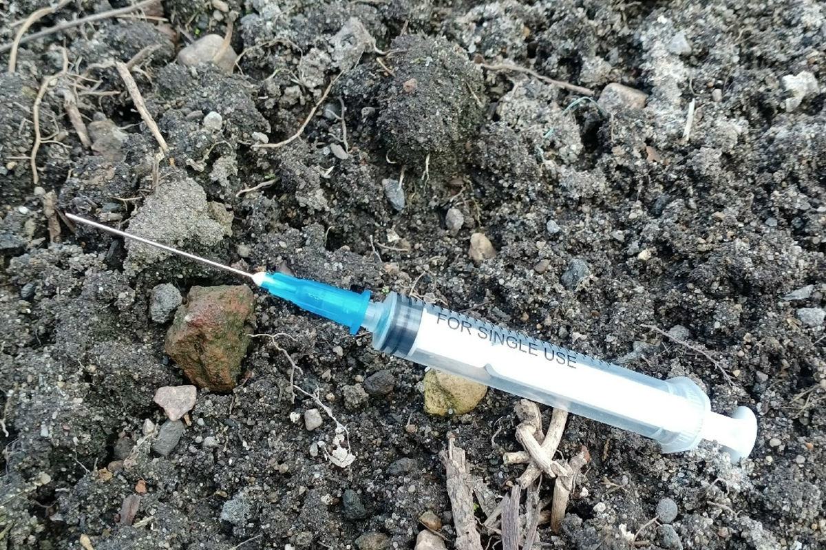 Вологжане находят на улицах шприцы