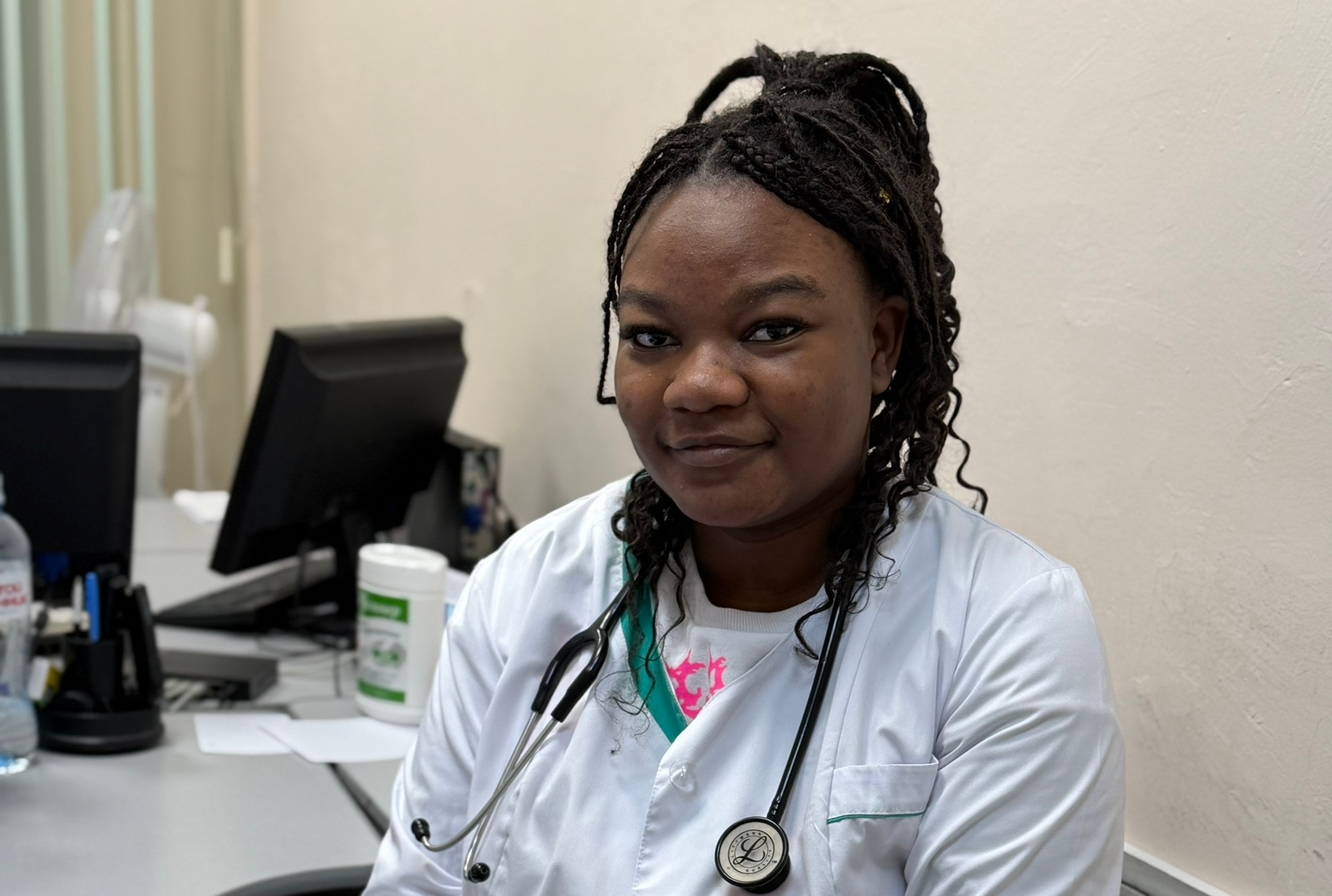 В Череповце приступила к работе врач из Нигерии