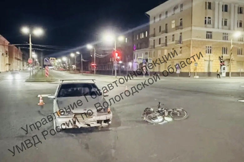 В Череповце тонированный ВАЗ не уступил дорогу велосипедисту