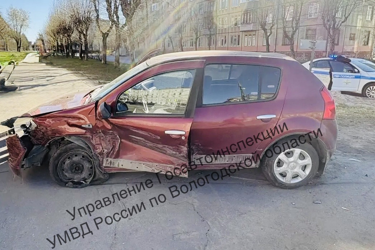 В Череповце машина вылетела на тротуар и сбила 84-летнего пешехода