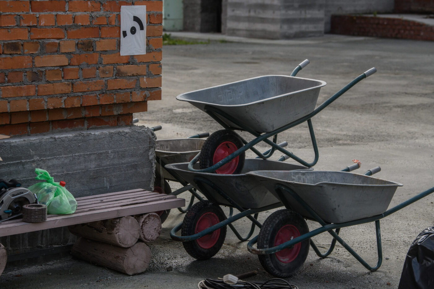 «Надел перчатки, взял лопату — и хорошо». Россиянам советую знакомиться на субботниках