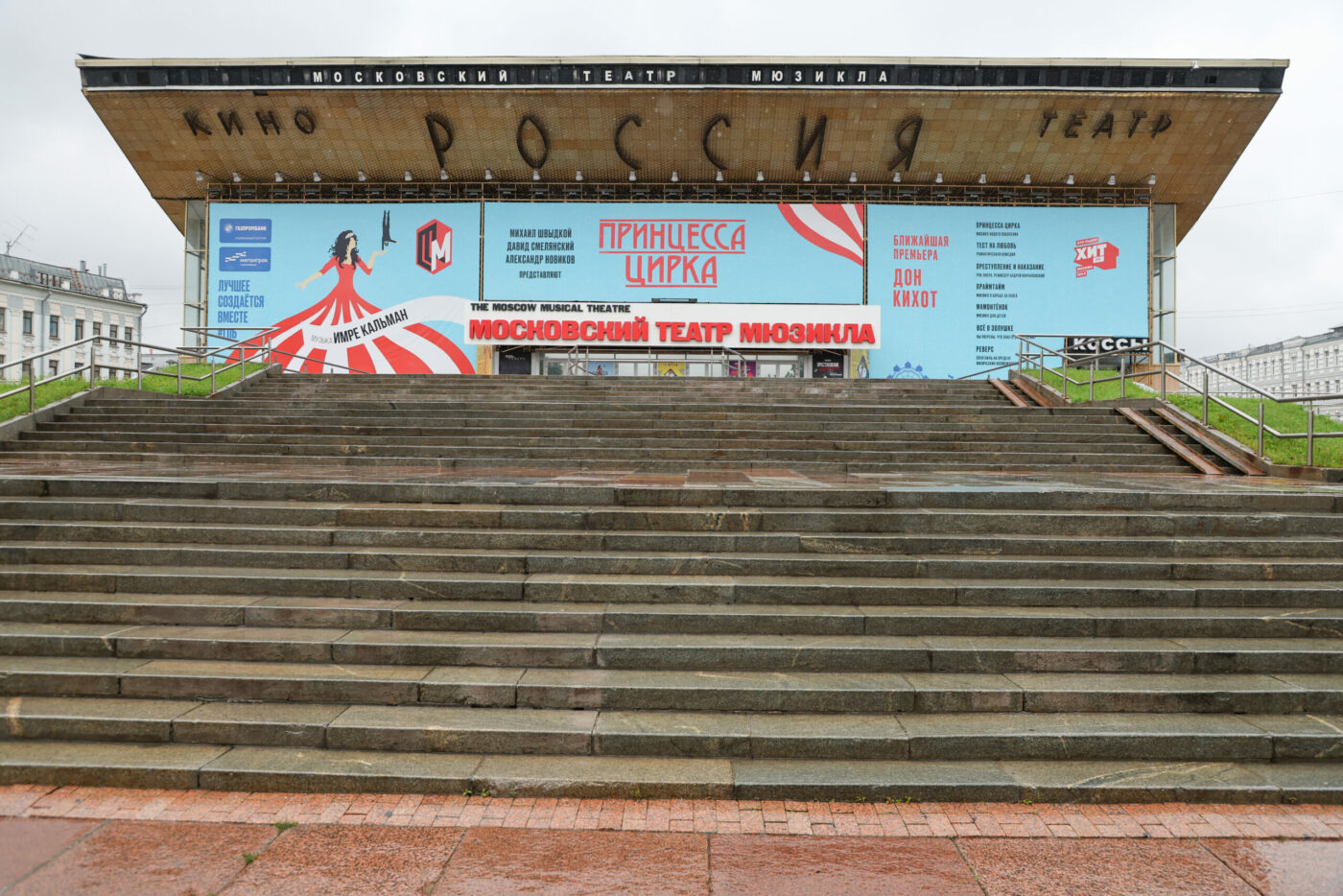 В лучших традициях видеосалонов 90-х. Как российские кинотеатры научились зарабатывать на теневом прокате