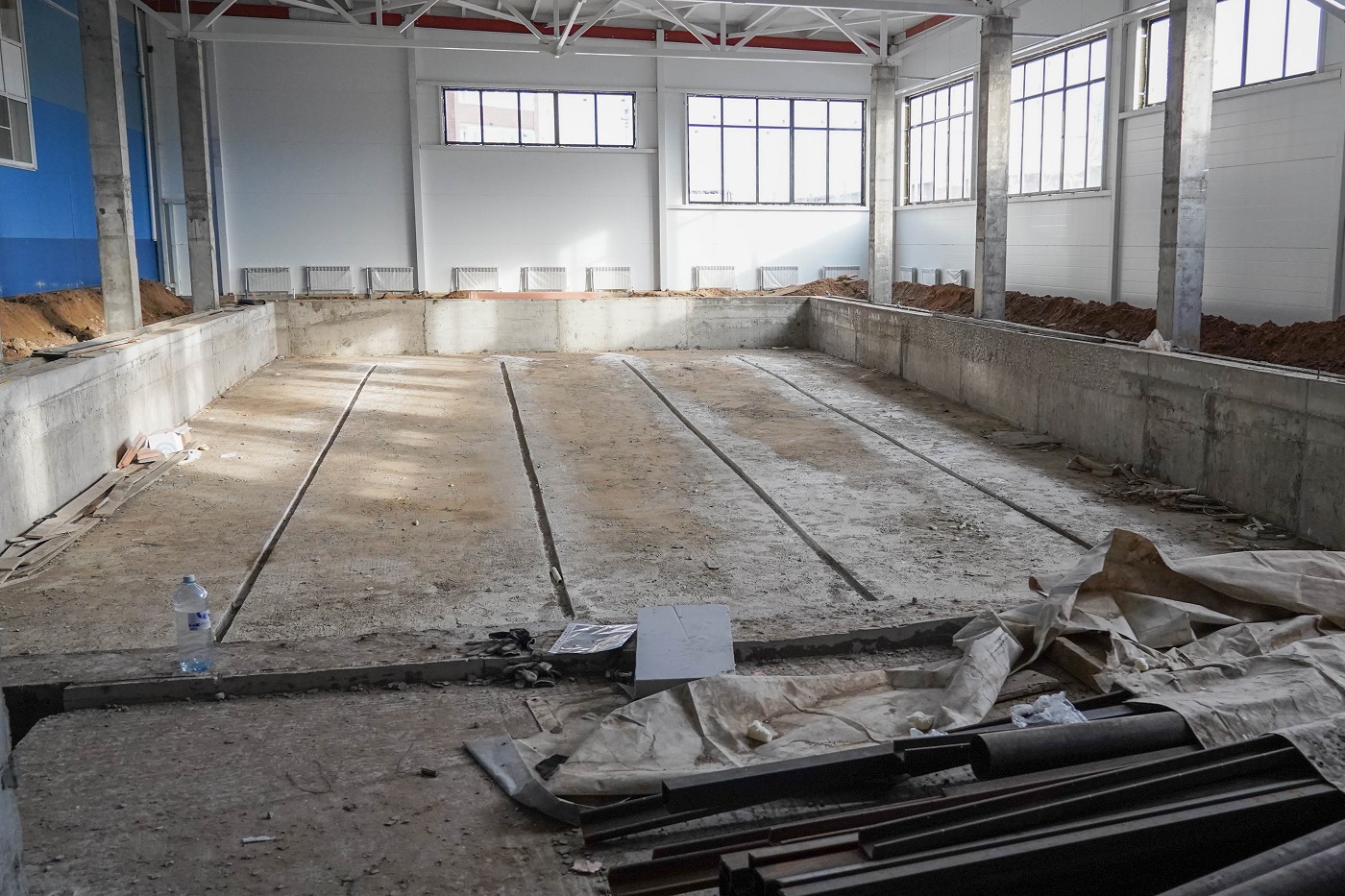 В бассейне на улице Петрозаводской залита чаща бассейна