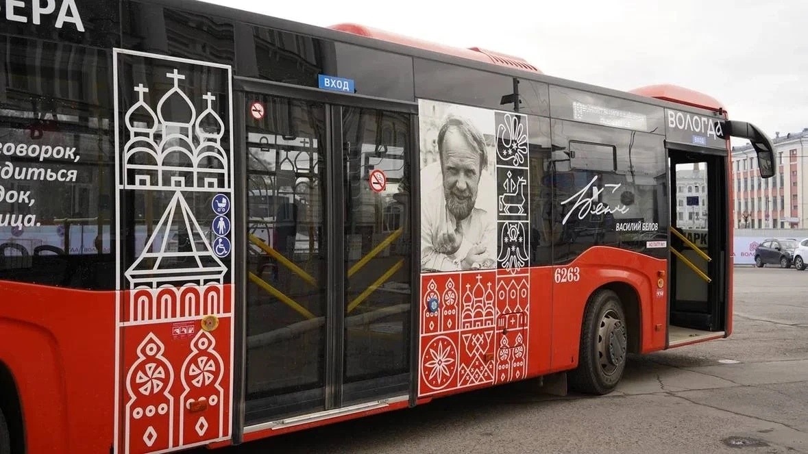 В Вологде на маршруты вышли автобусы с портретами Рубцова и Белова