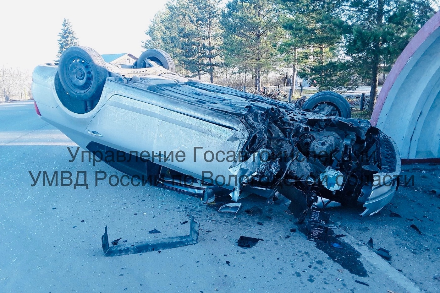 Под Череповцом иномарка перевернулась после столкновения с остановкой