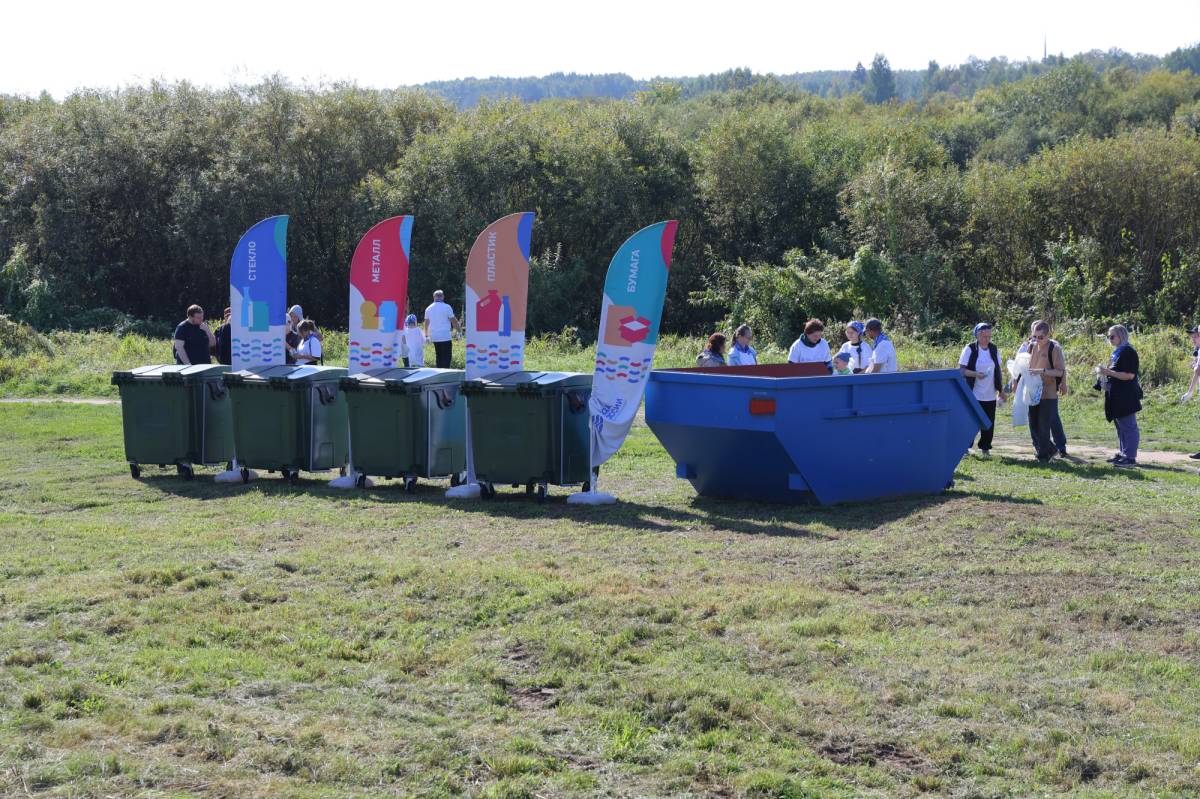 Вологжане убирают берега водоемов